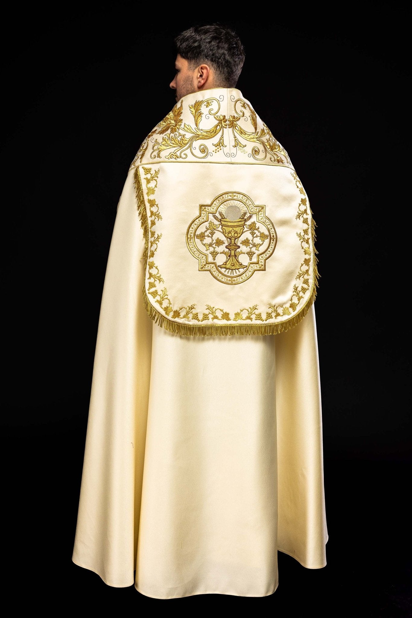 Ecru satin Roman cape with embroidered chalice KKP/013/05/20 150 cm - HAFTINAUSA.COM