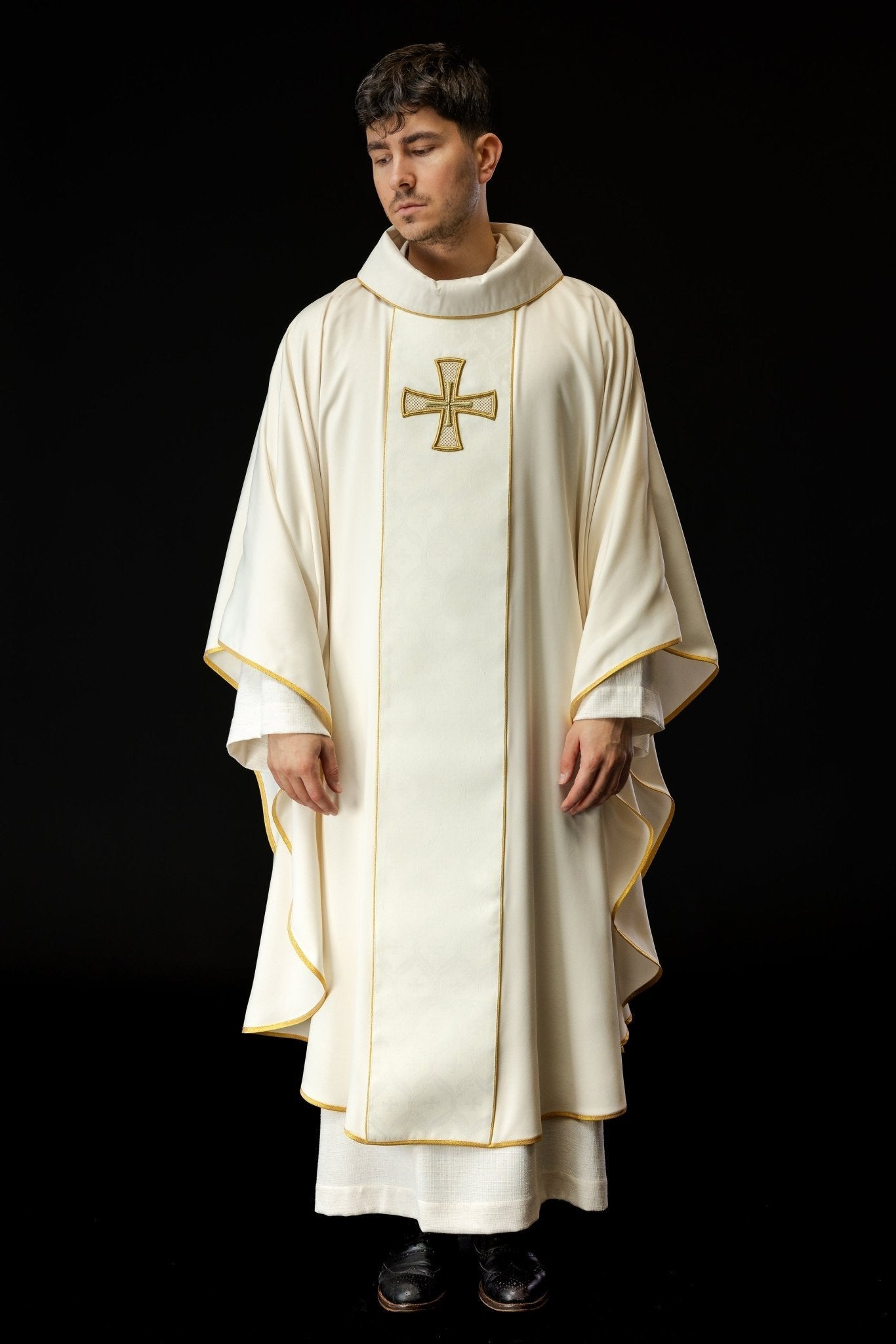 Embroidered chasuble with belt and cross KOR/397/05/53 - HAFTINAUSA.COM