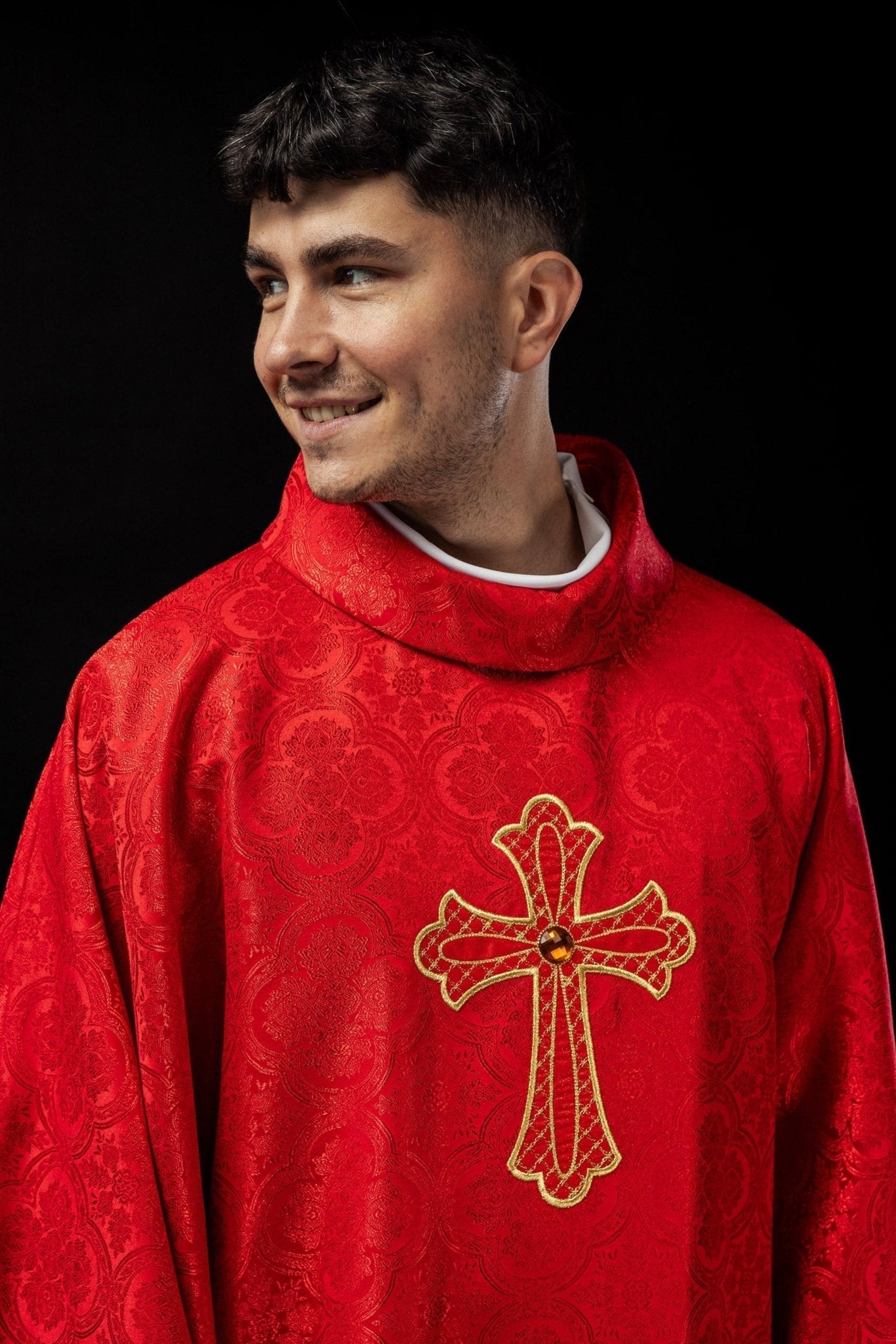 Embroidered chasuble with symbol of the cross Red KOR/227/02/11 - HAFTINAUSA.COM