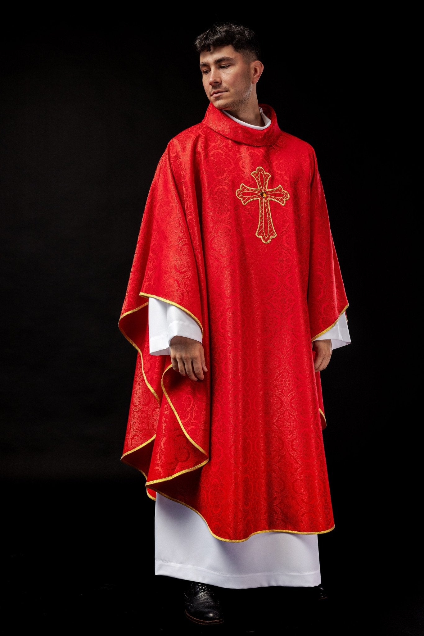 Embroidered chasuble with symbol of the cross Red KOR/227/02/11 - HAFTINAUSA.COM