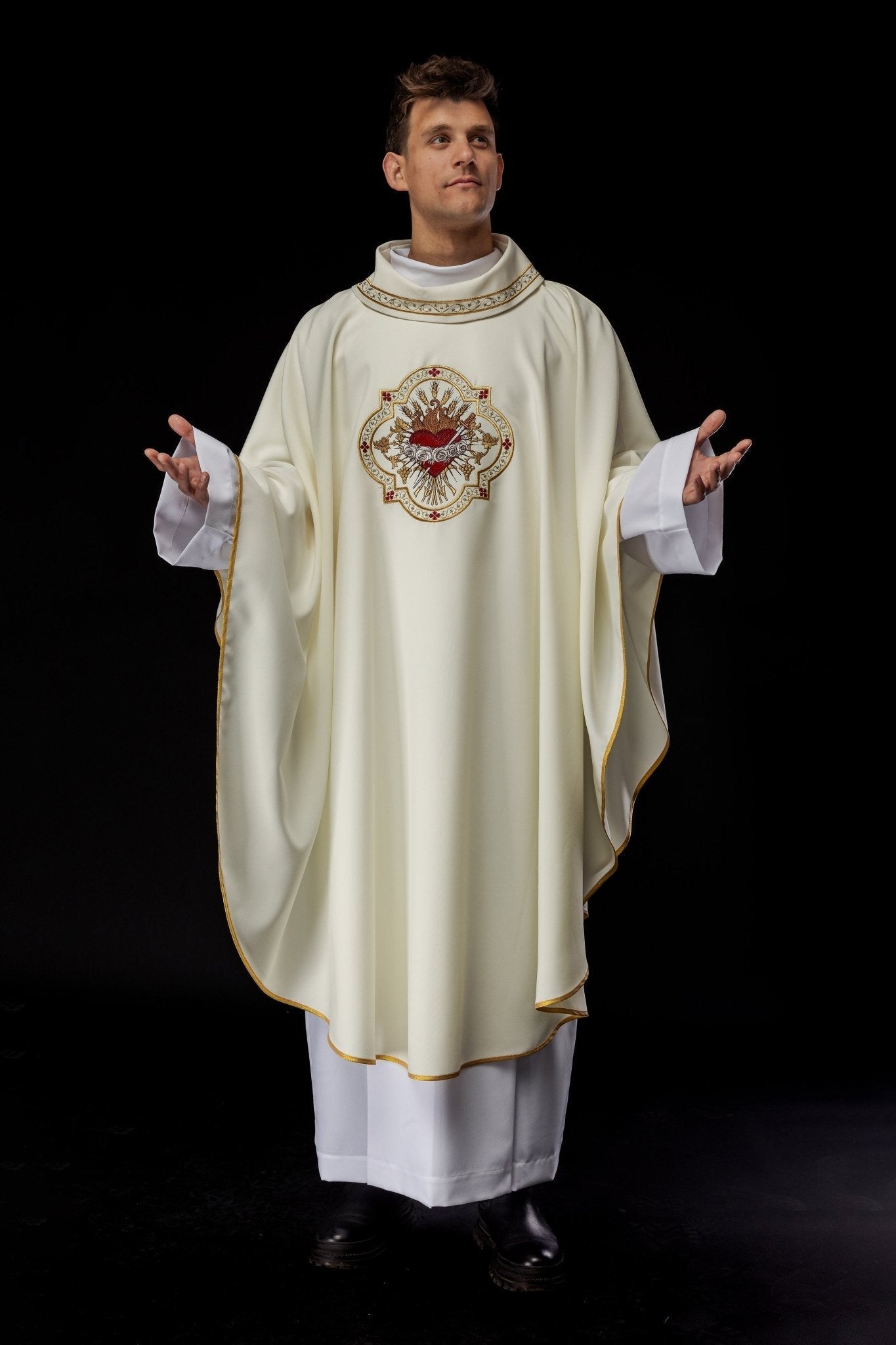 Embroidered chasuble with the motif of the Heart of Mary KOR/392/05/01 - HAFTINAUSA.COM