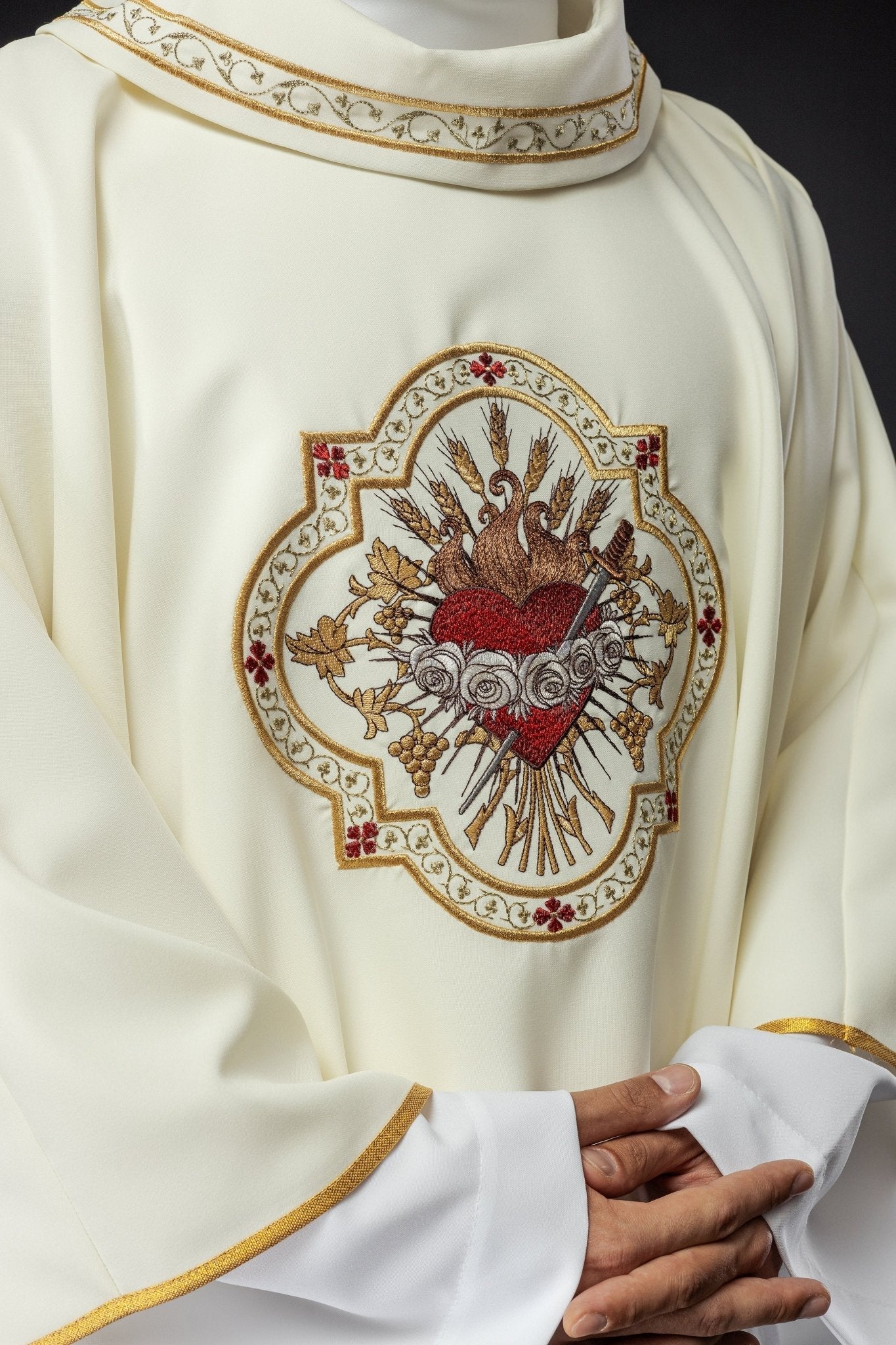 Embroidered chasuble with the motif of the Heart of Mary KOR/392/05/01 - HAFTINAUSA.COM
