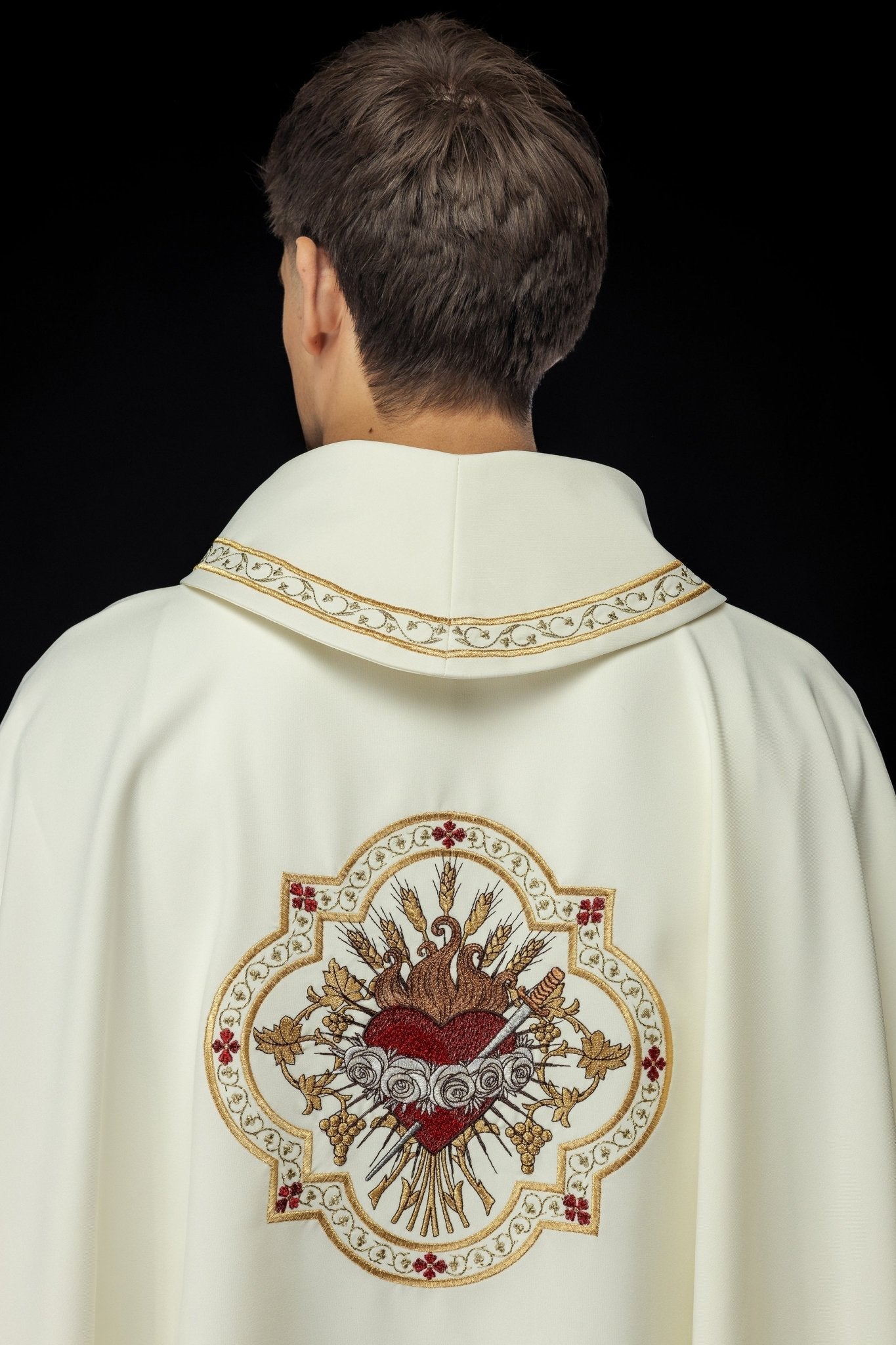 Embroidered chasuble with the motif of the Heart of Mary KOR/392/05/01 - HAFTINAUSA.COM