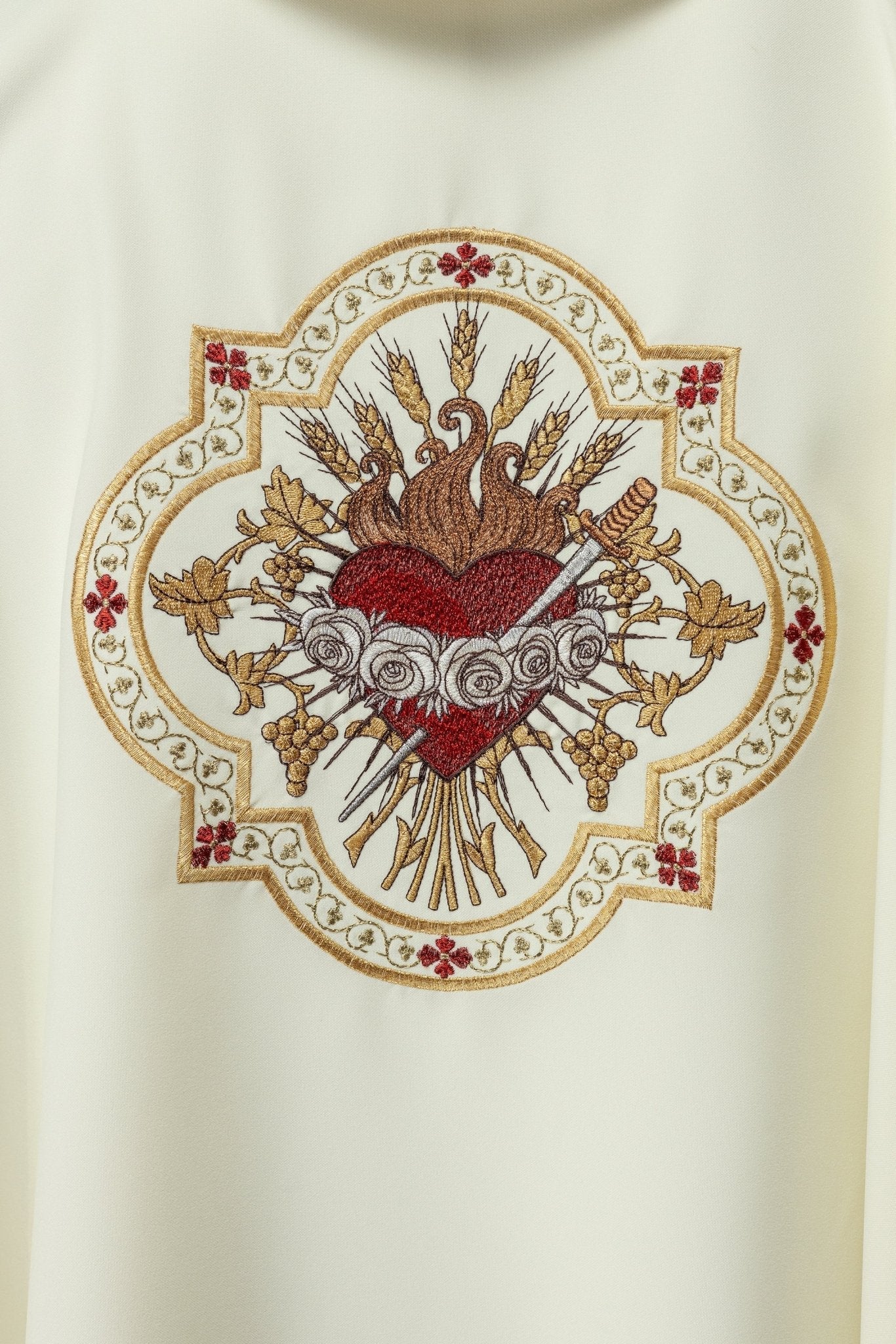Embroidered chasuble with the motif of the Heart of Mary KOR/392/05/01 - HAFTINAUSA.COM