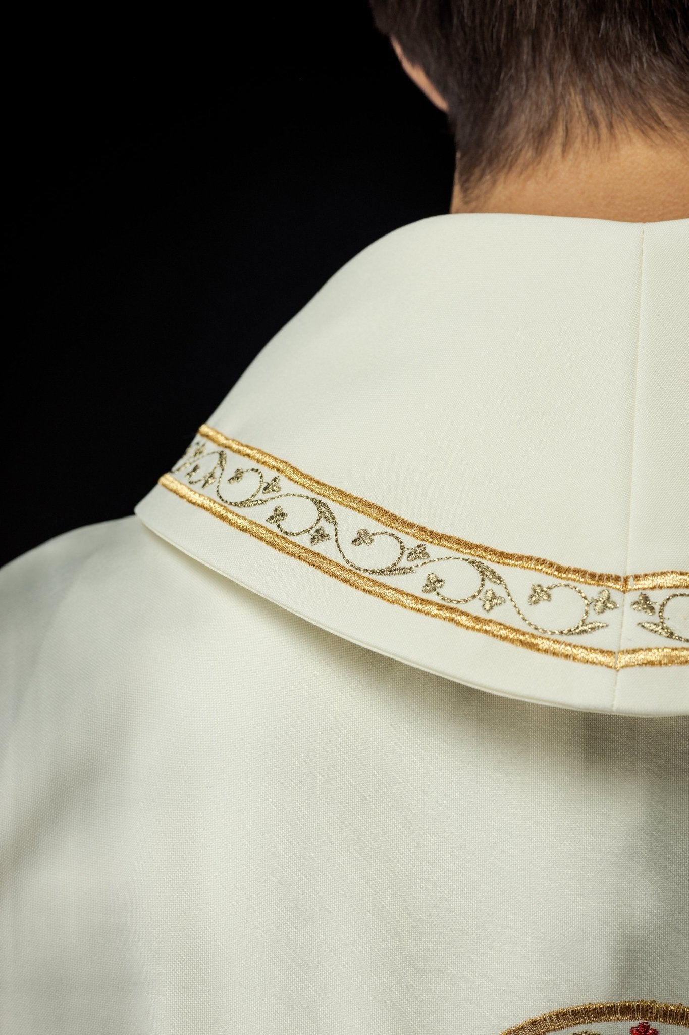 Embroidered chasuble with the motif of the Heart of Mary KOR/392/05/01 - HAFTINAUSA.COM