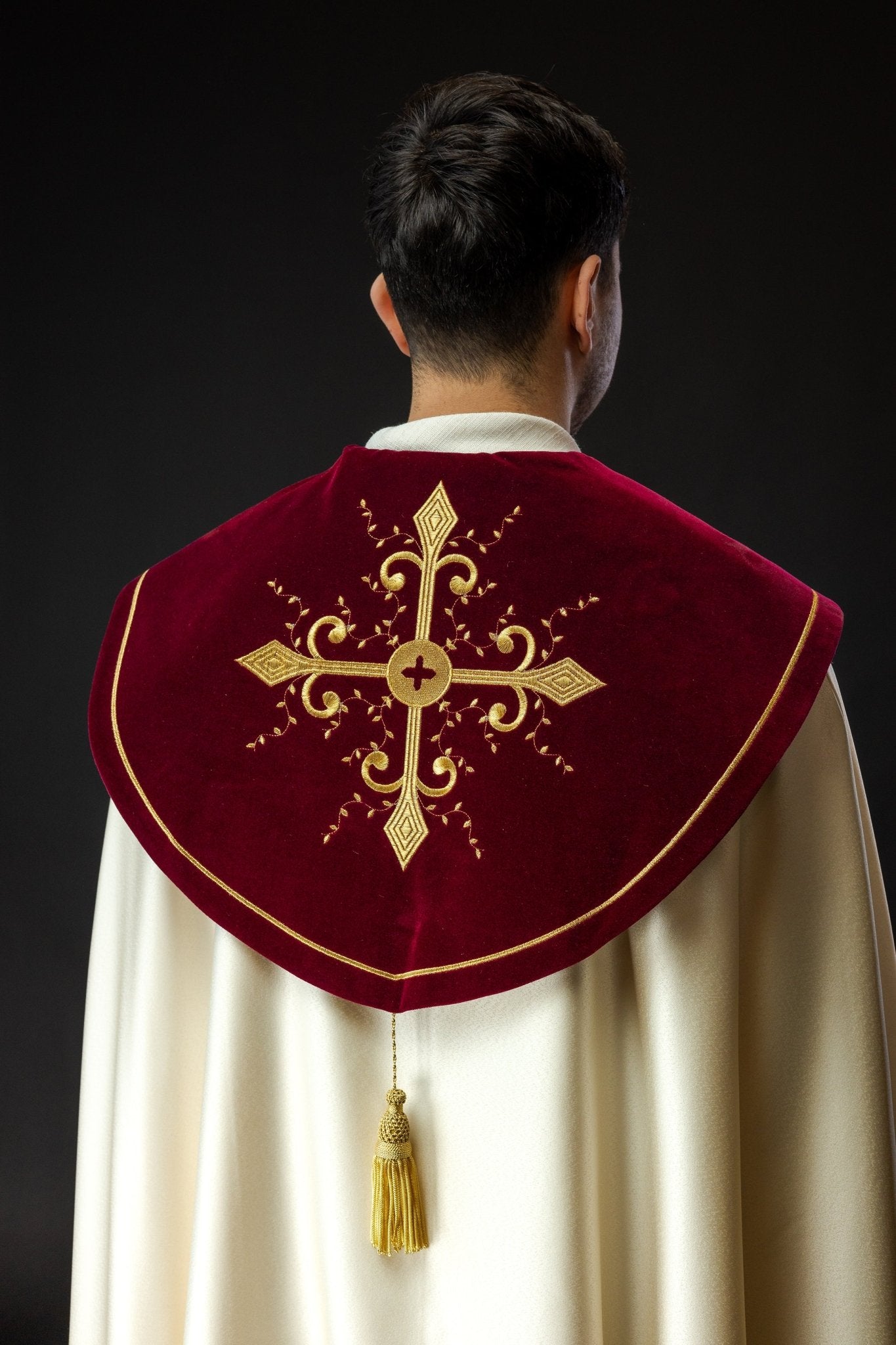 Embroidered liturgical cope with a burgundy band KKP/024/05/20/PA ECRU POMPON 145 cm - HAFTINAUSA.COM