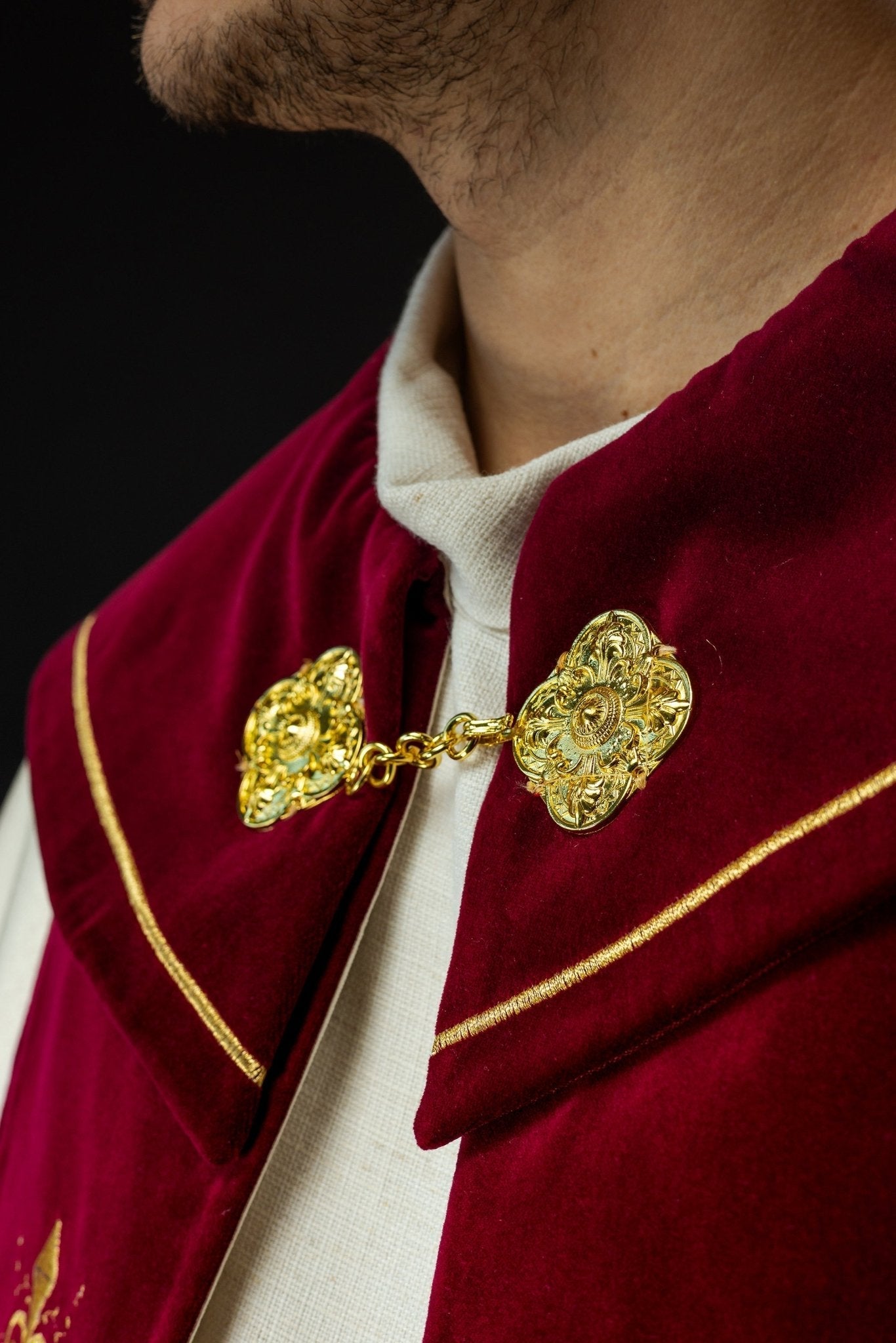 Embroidered liturgical cope with a burgundy band KKP/024/05/20/PA ECRU POMPON 145 cm - HAFTINAUSA.COM