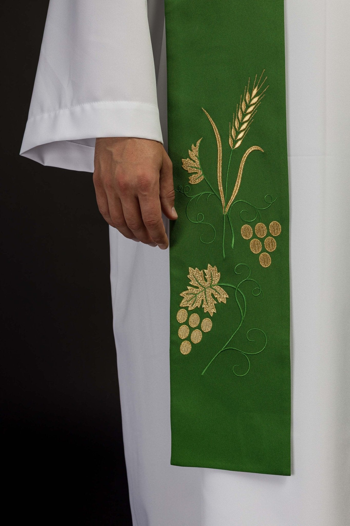 Embroidered priestly stole with grape and wheat motif in green KST/003/01/01 ZIELONY - HAFTINAUSA.COM