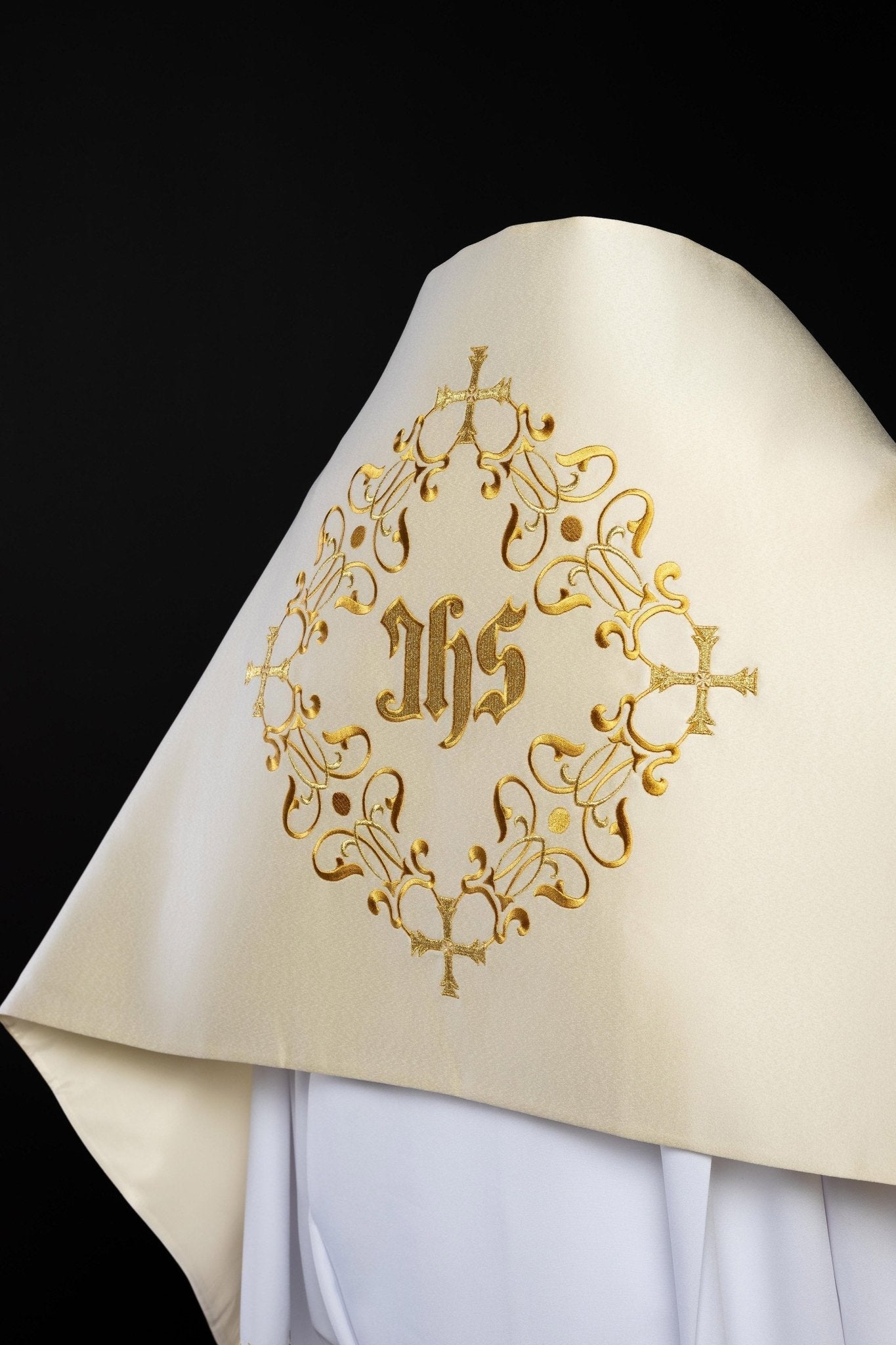 Embroidered veil with image of IHS with floral motif ecru S - 4053 - 05 50*270 - HAFTINAUSA.COM