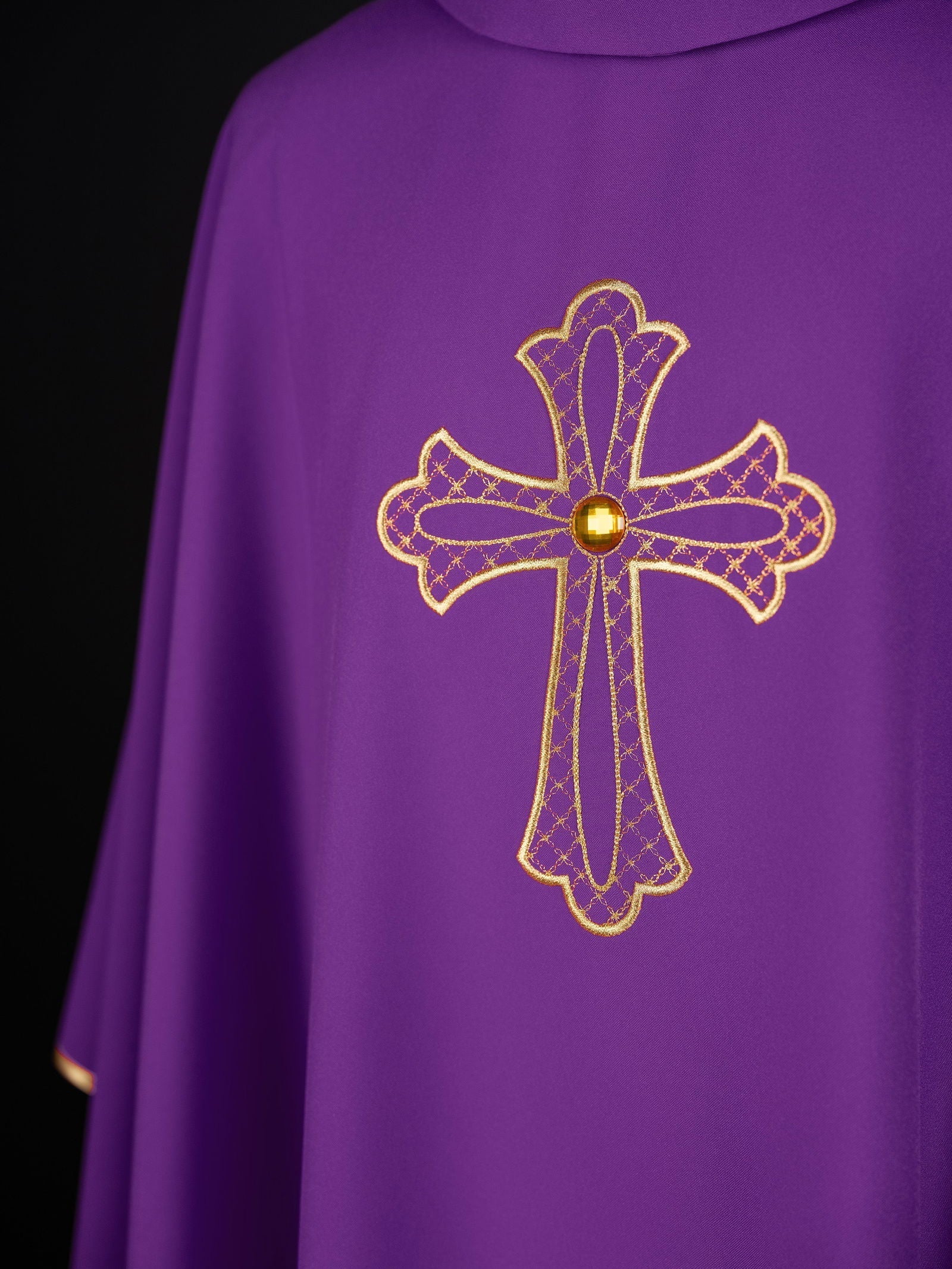 Chasuble embroidered with symbol of the cross Purple