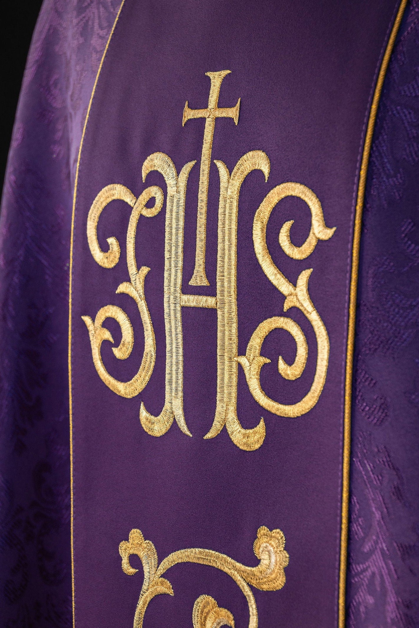 Purple chasuble made of jacquard texture with classic JHS motif