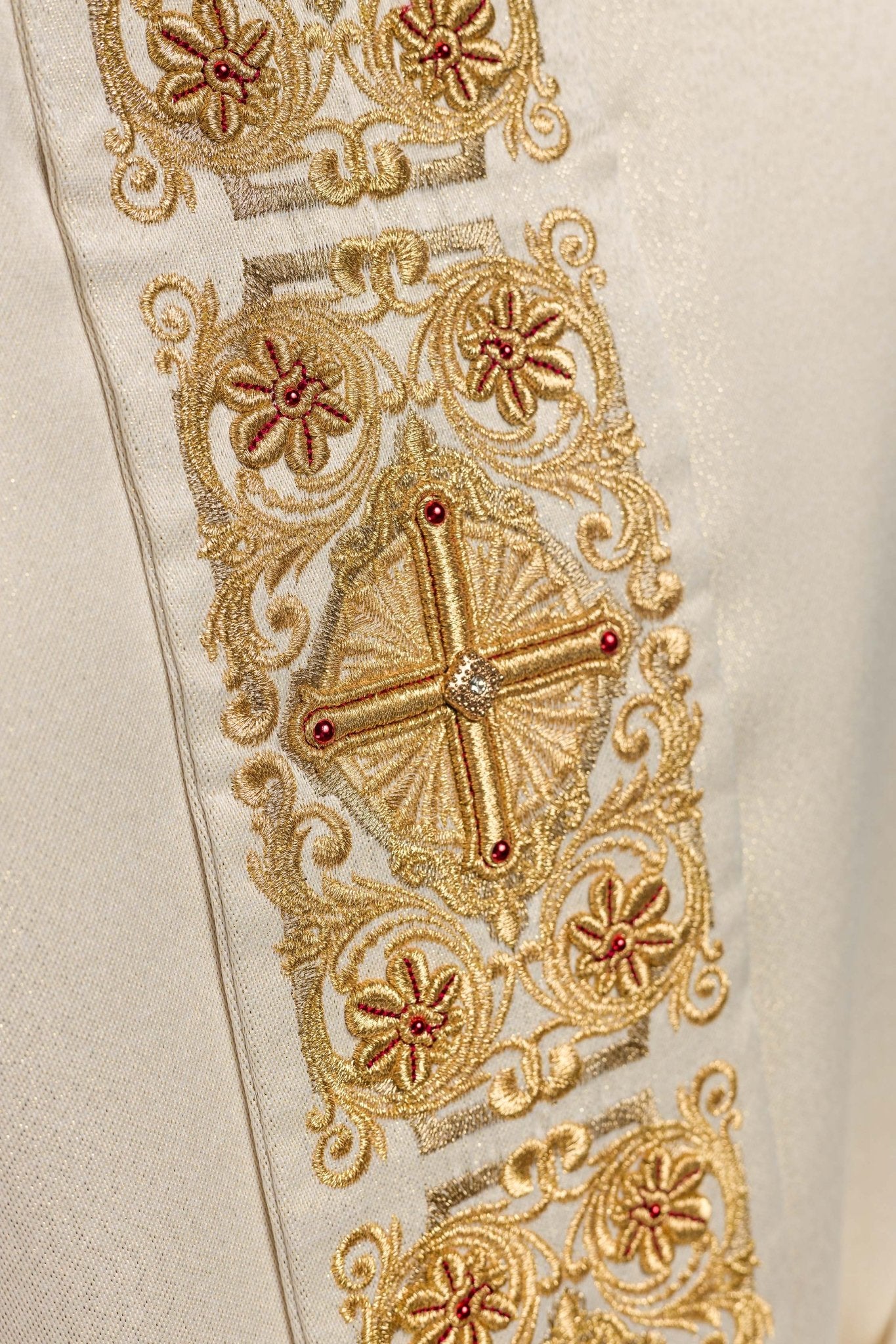 Gold Chasuble richly embroidered and decorated with gold stones LE/7011/10 - HAFTINAUSA.COM