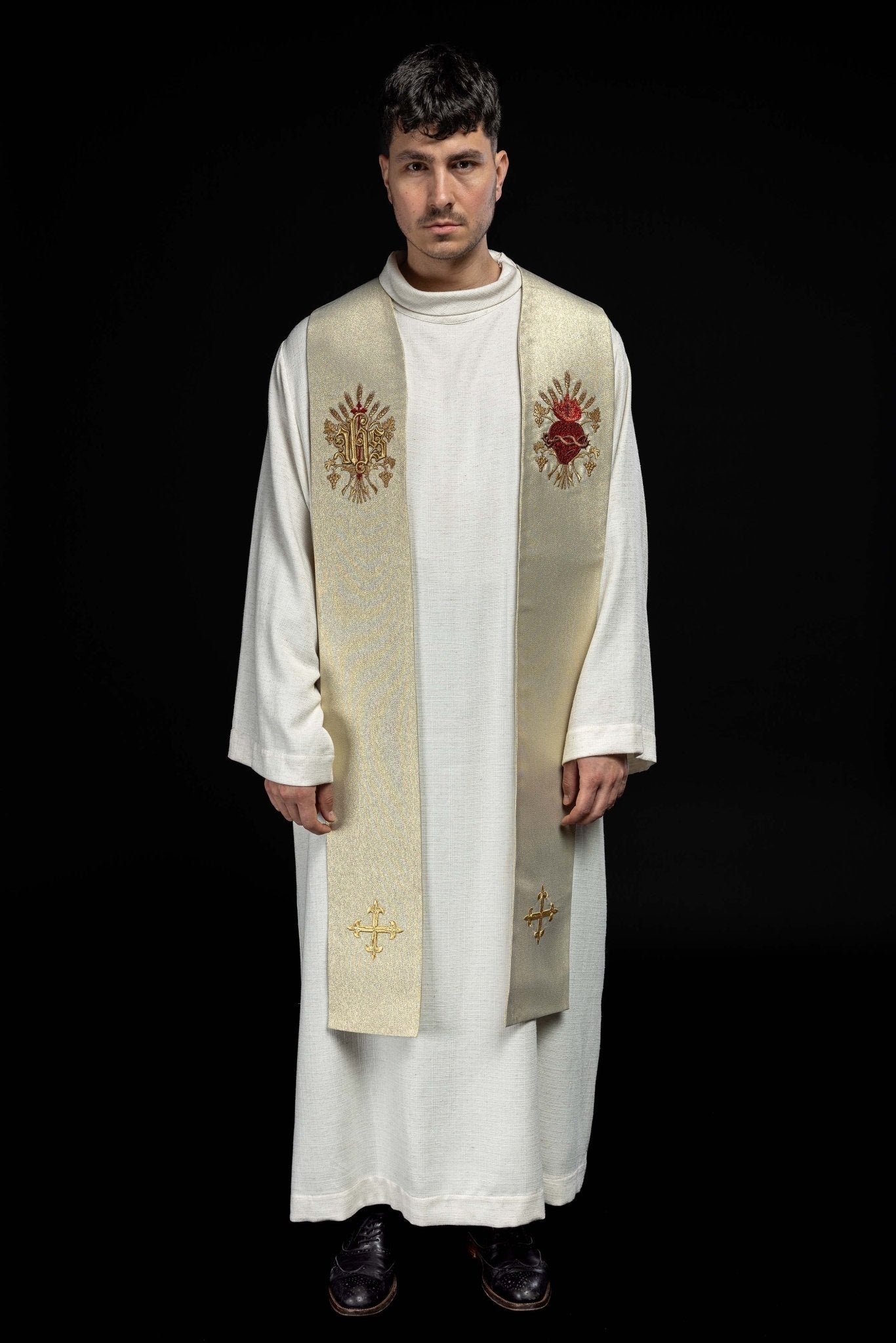 Golden priestly stole with a cross, IHS, and the heart of Jesus Christ KST/159/10/37 ZŁOTY - HAFTINAUSA.COM