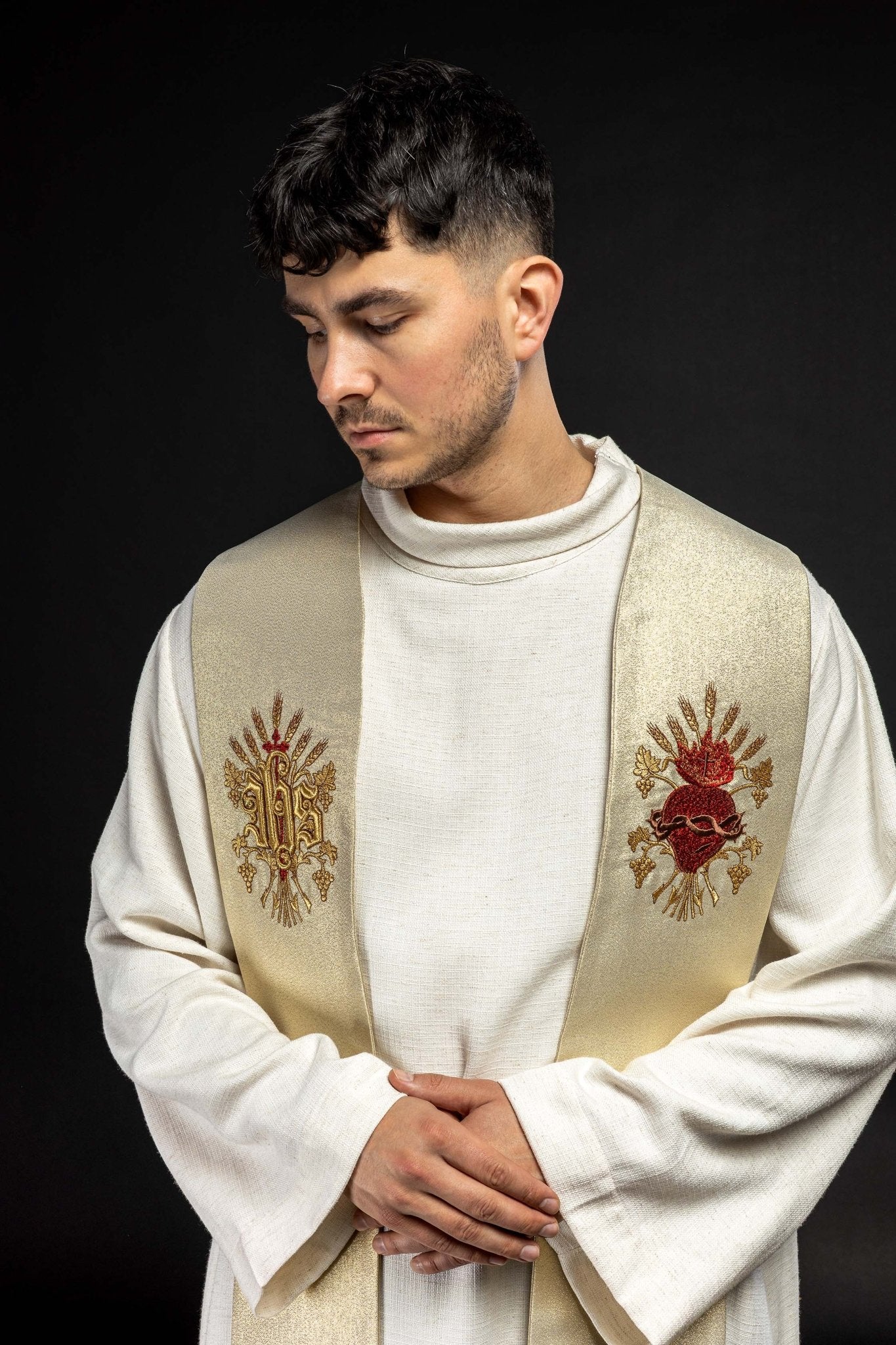 Golden priestly stole with a cross, IHS, and the heart of Jesus Christ KST/159/10/37 ZŁOTY - HAFTINAUSA.COM