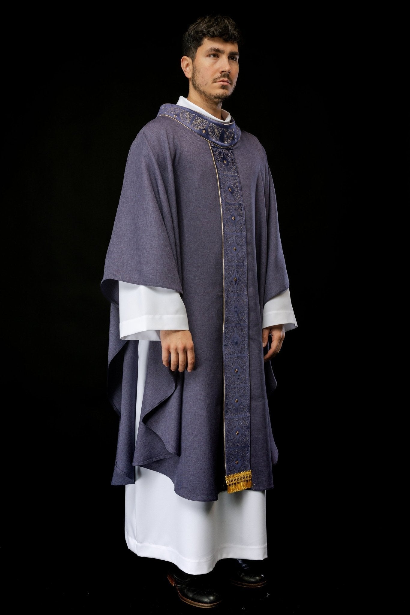 Gothic chasuble made of purple velvet S - 7057 - 03 - 70 - HAFTINAUSA.COM