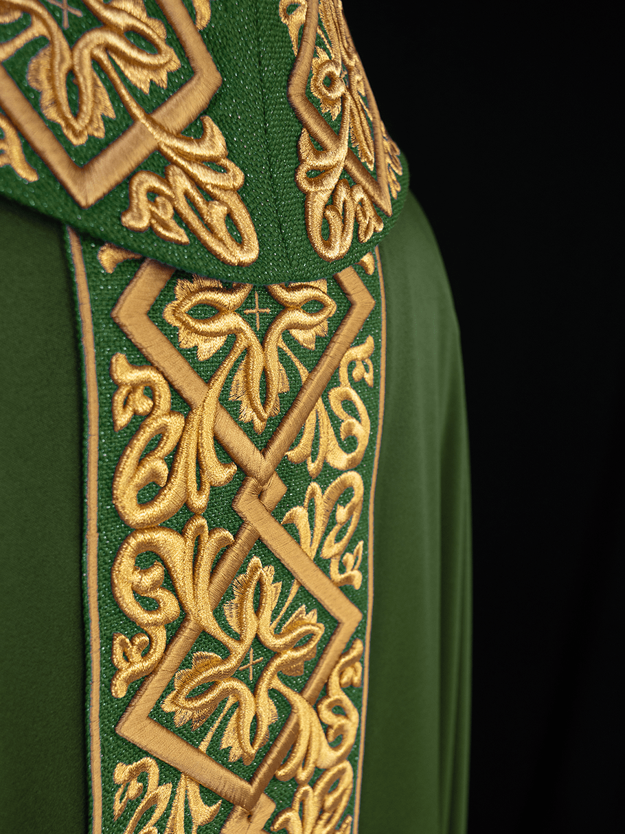Green chasuble with embroidered collar LE/7027/01 - HAFTINAUSA.COM