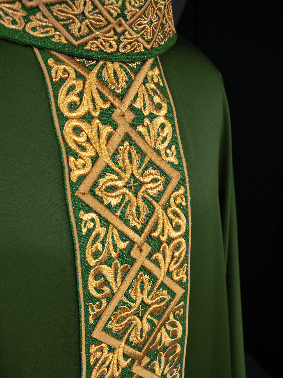 Green chasuble with embroidered collar LE/7027/01 - HAFTINAUSA.COM