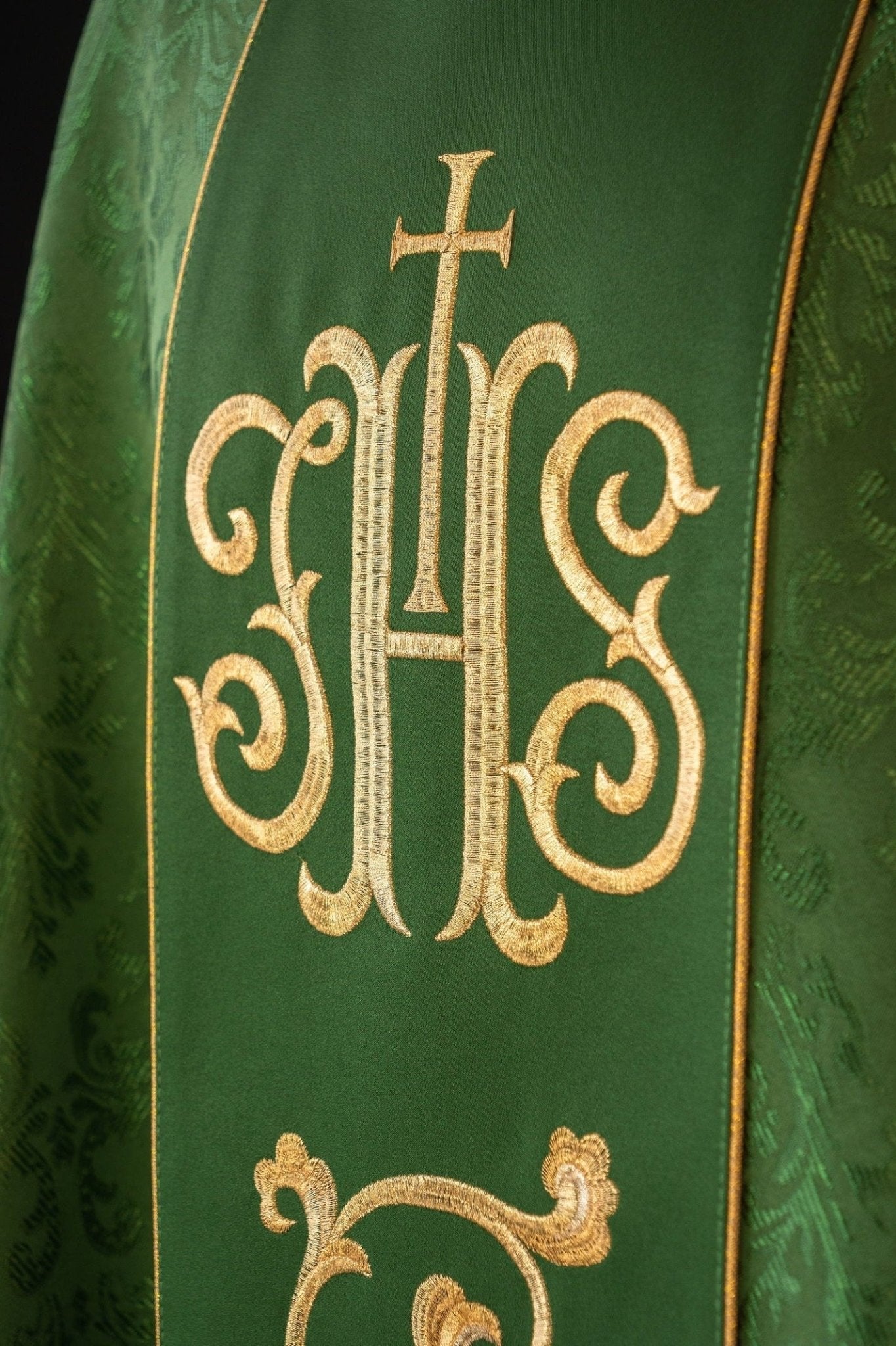 Green chasuble with JHS motif made of decorative texture S - 7059 - 01 - 67 - HAFTINAUSA.COM