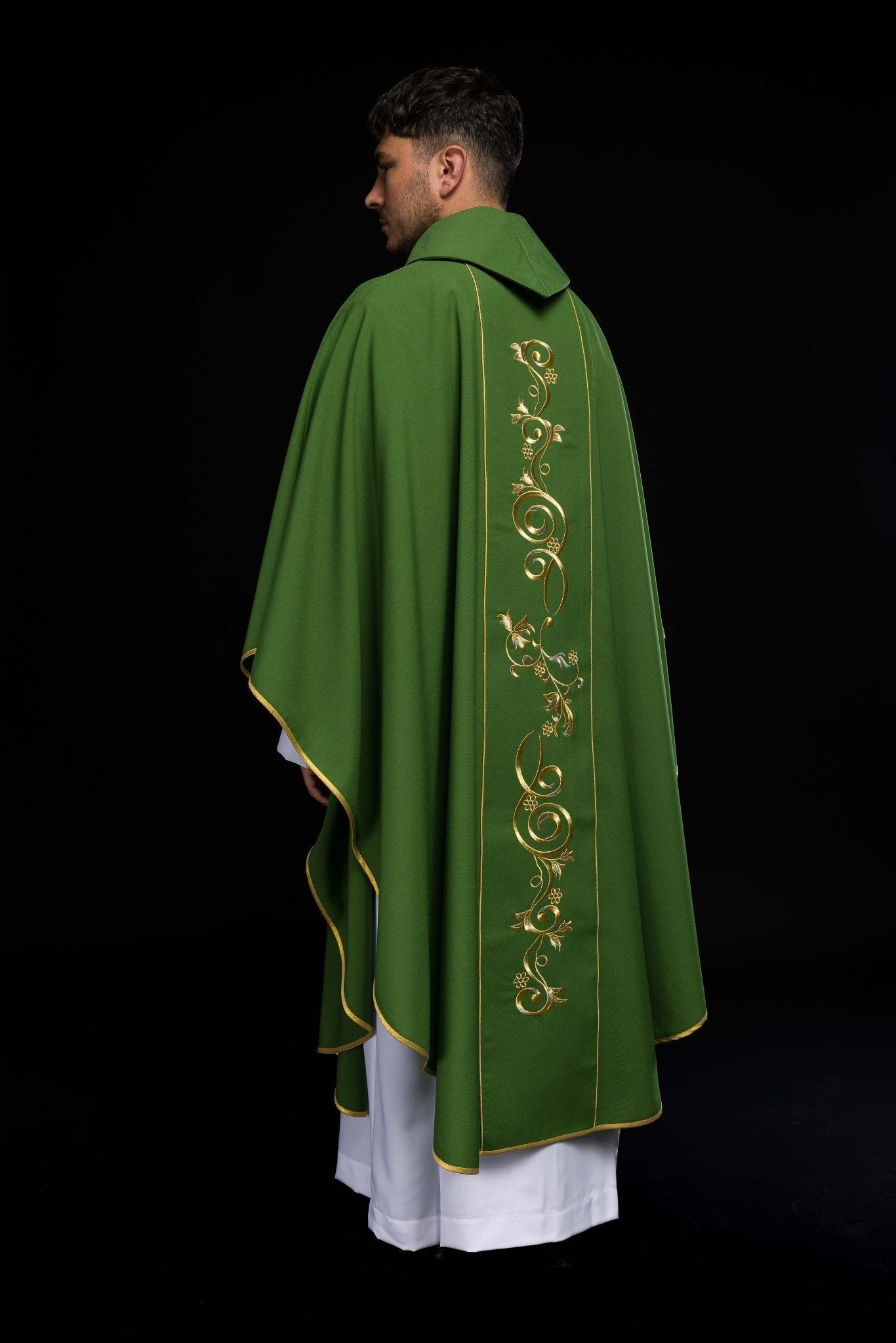 Green chasuble with the symbol of IHS KOR/031/01/01 ZIELONY - HAFTINAUSA.COM