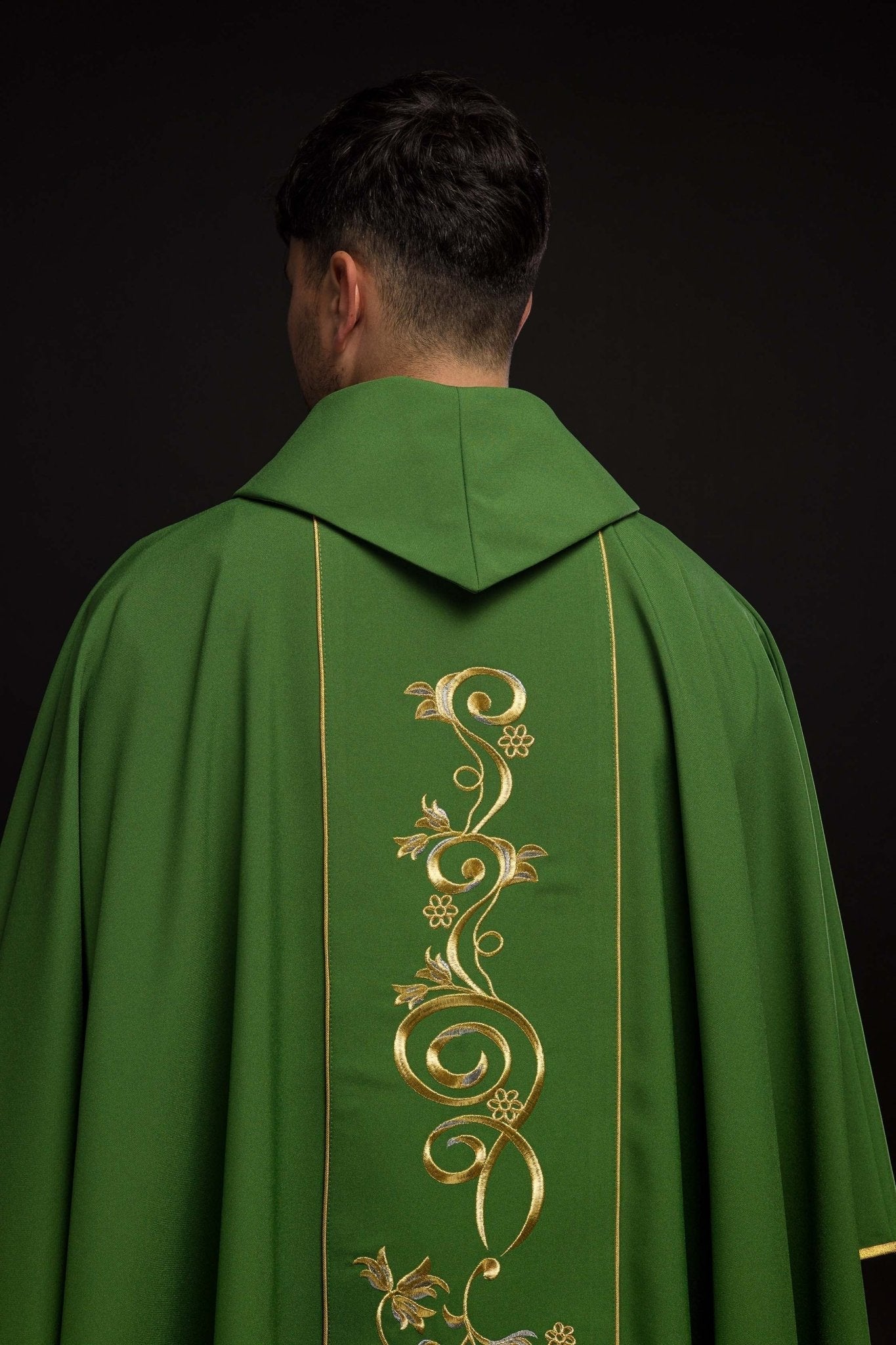 Green chasuble with the symbol of IHS KOR/031/01/01 ZIELONY - HAFTINAUSA.COM