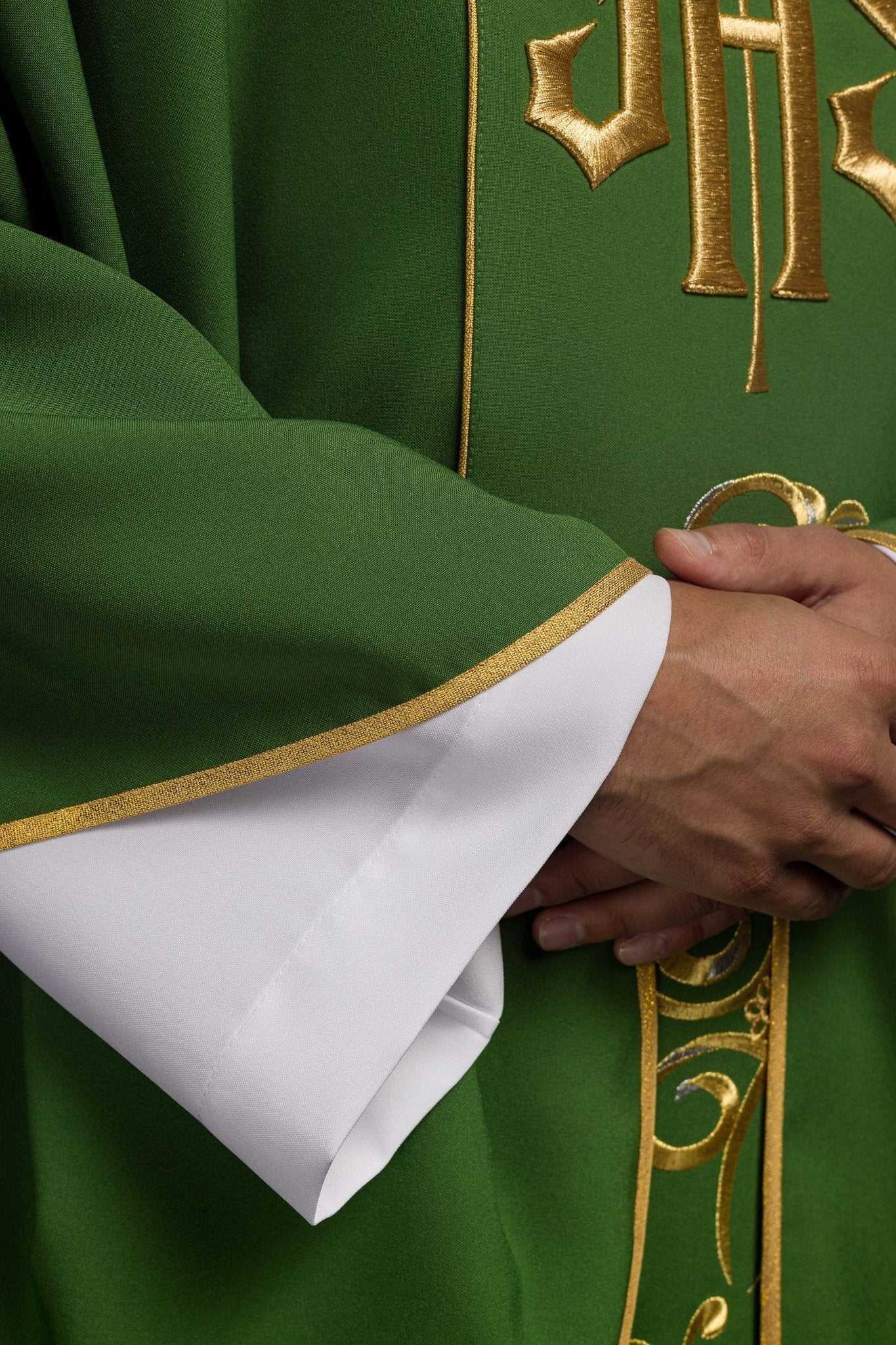 Green chasuble with the symbol of IHS KOR/031/01/01 ZIELONY - HAFTINAUSA.COM