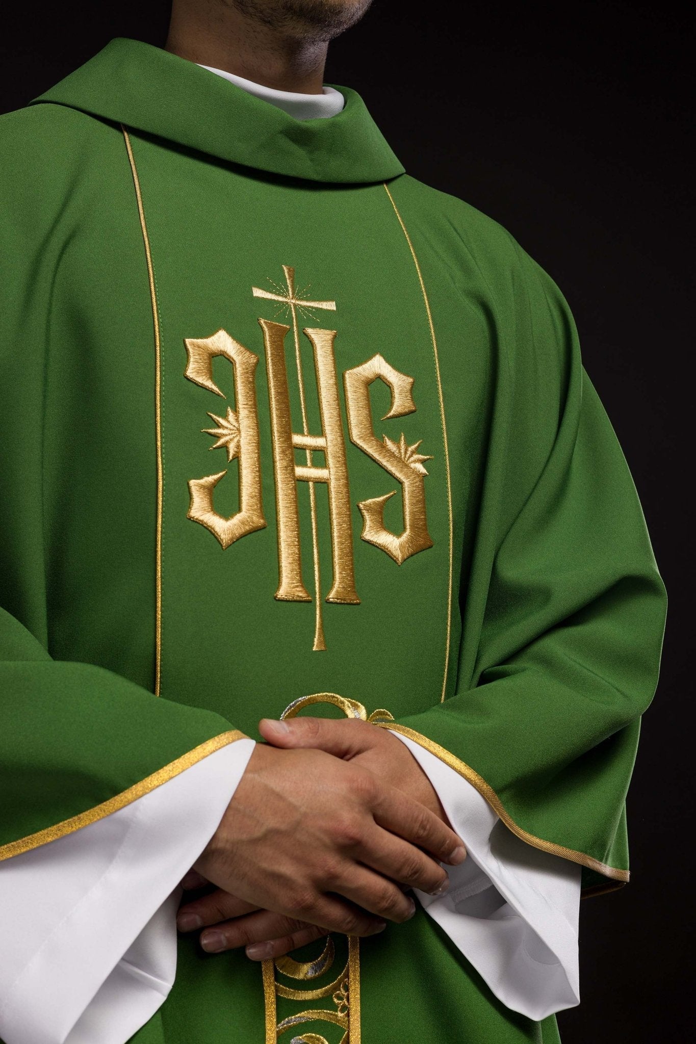 Green chasuble with the symbol of IHS KOR/031/01/01 ZIELONY - HAFTINAUSA.COM