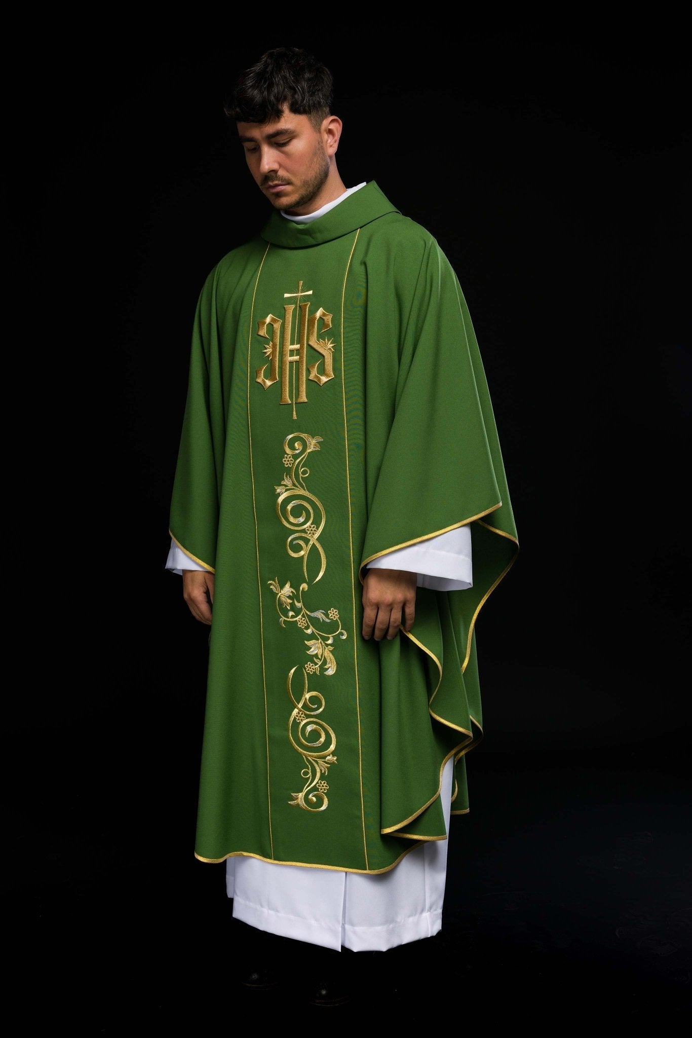 Green chasuble with the symbol of IHS KOR/031/01/01 ZIELONY - HAFTINAUSA.COM