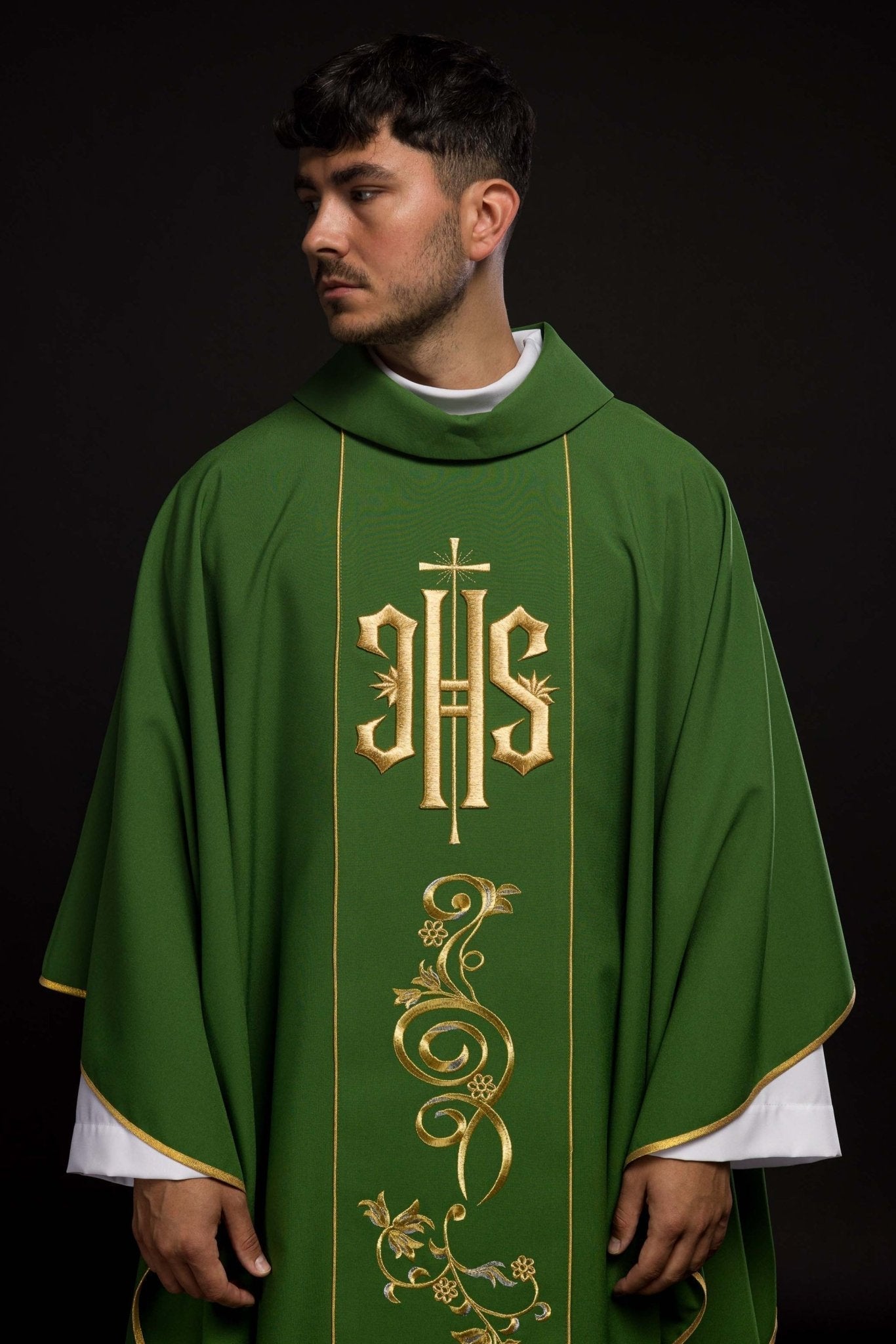 Green chasuble with the symbol of IHS KOR/031/01/01 ZIELONY - HAFTINAUSA.COM