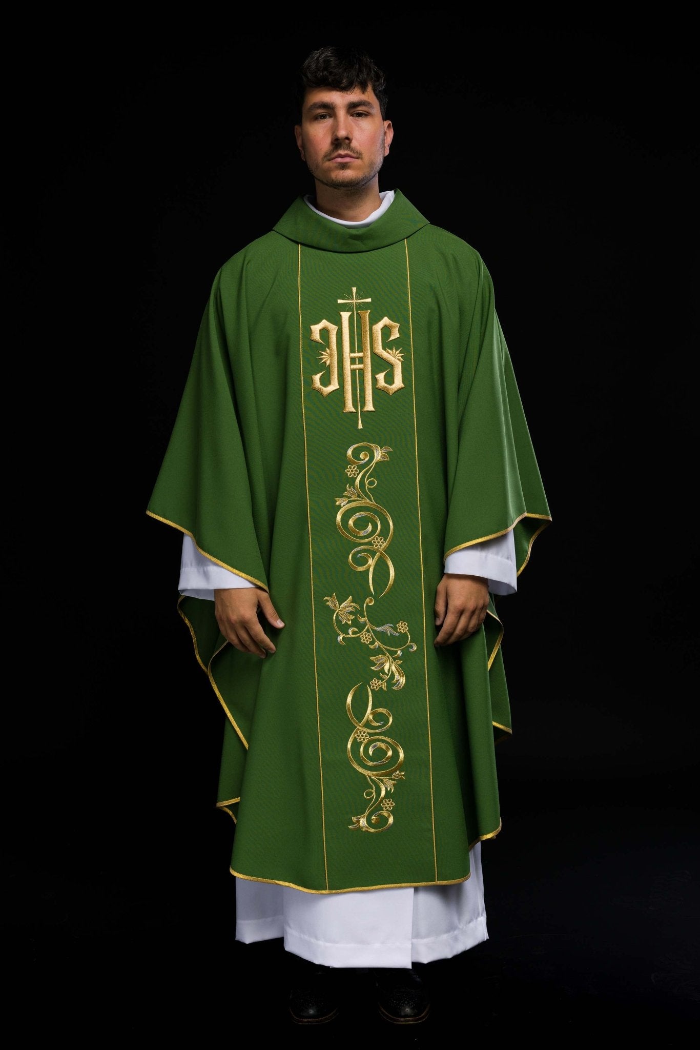Green chasuble with the symbol of IHS KOR/031/01/01 ZIELONY - HAFTINAUSA.COM