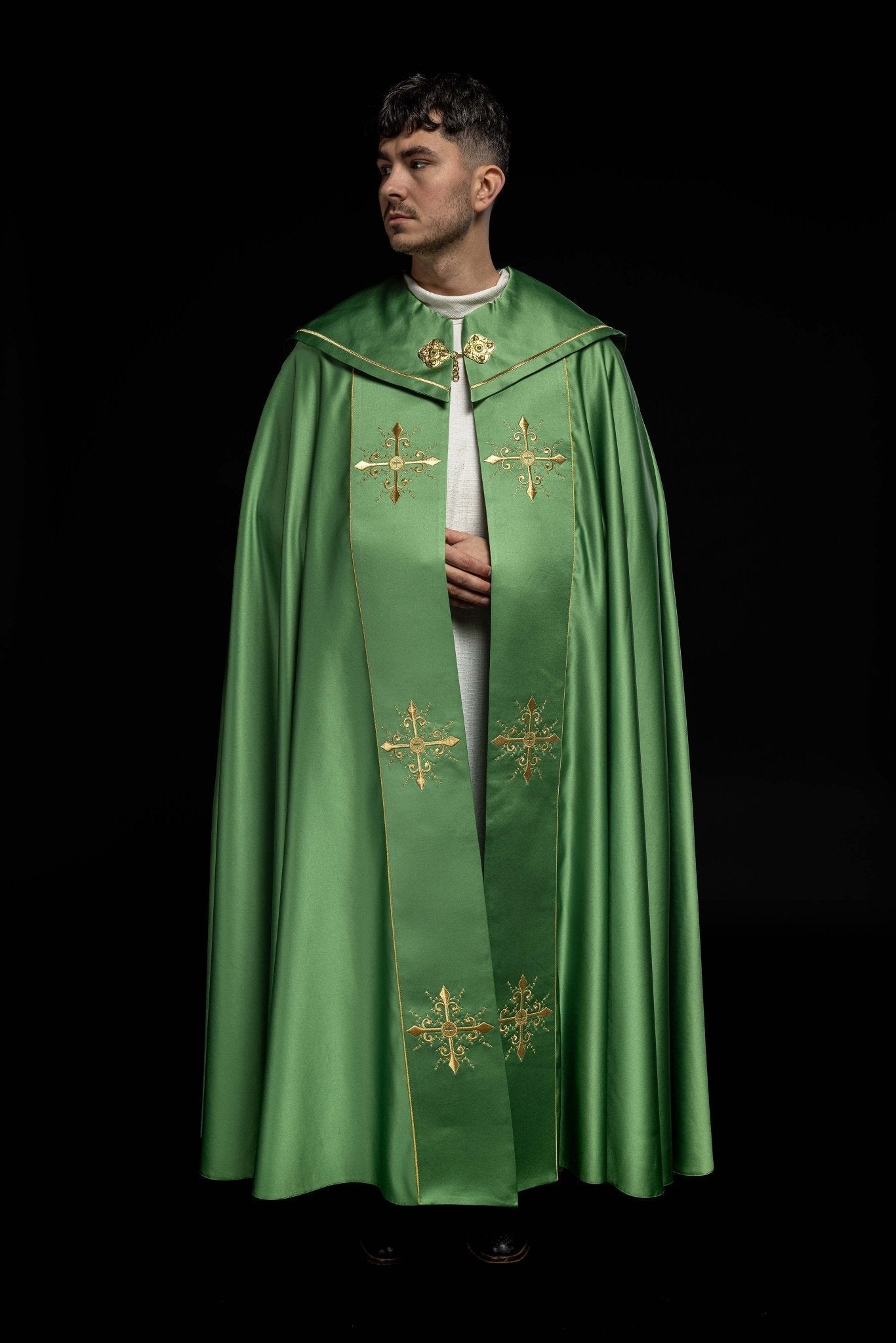 Green liturgical cope with embroidered crosses KKP/024/01/20 ZIELONA SAT. POMPON 145cm - HAFTINAUSA.COM