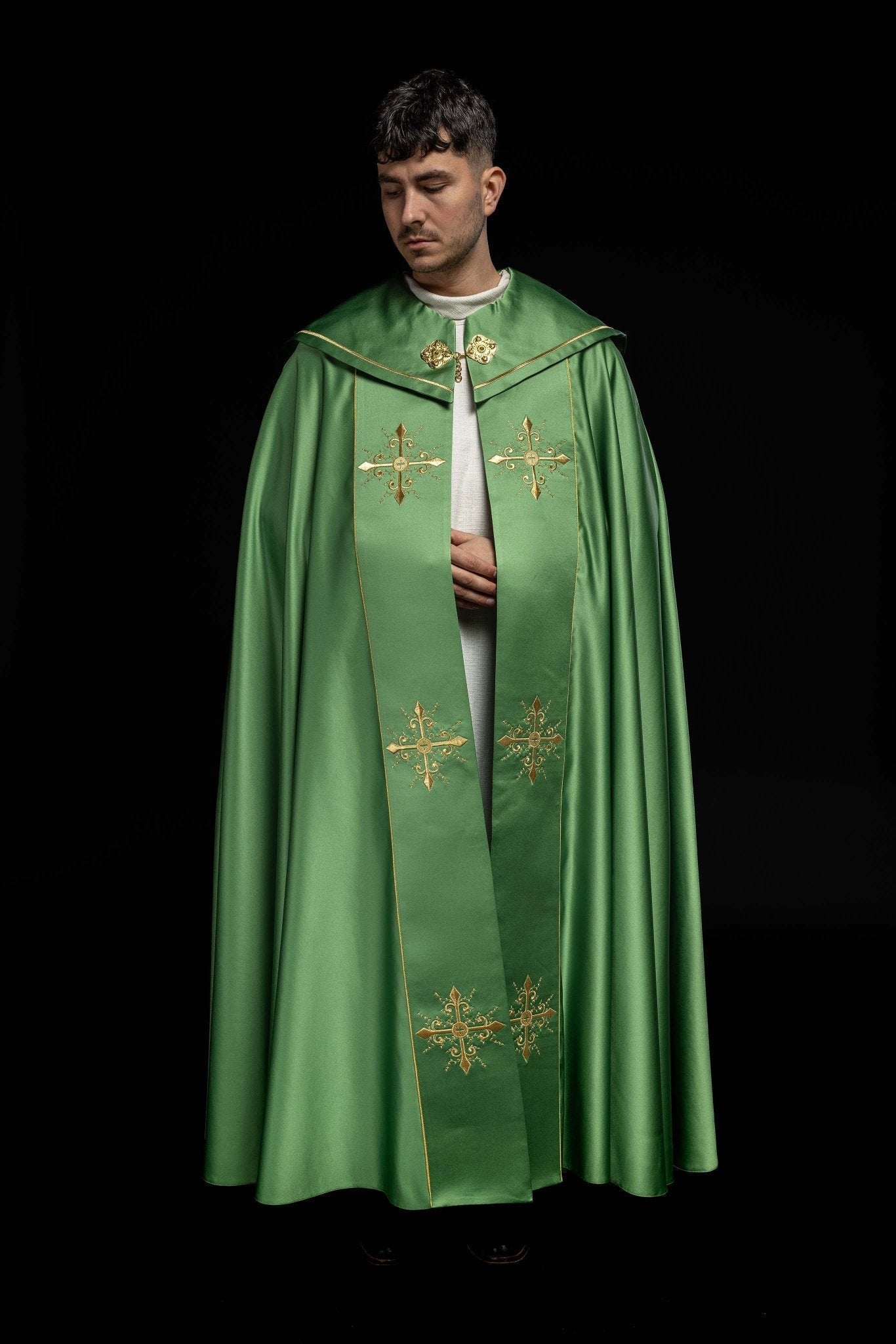 Green liturgical cope with embroidered crosses KKP/024/01/20 ZIELONA SAT. POMPON 145cm - HAFTINAUSA.COM