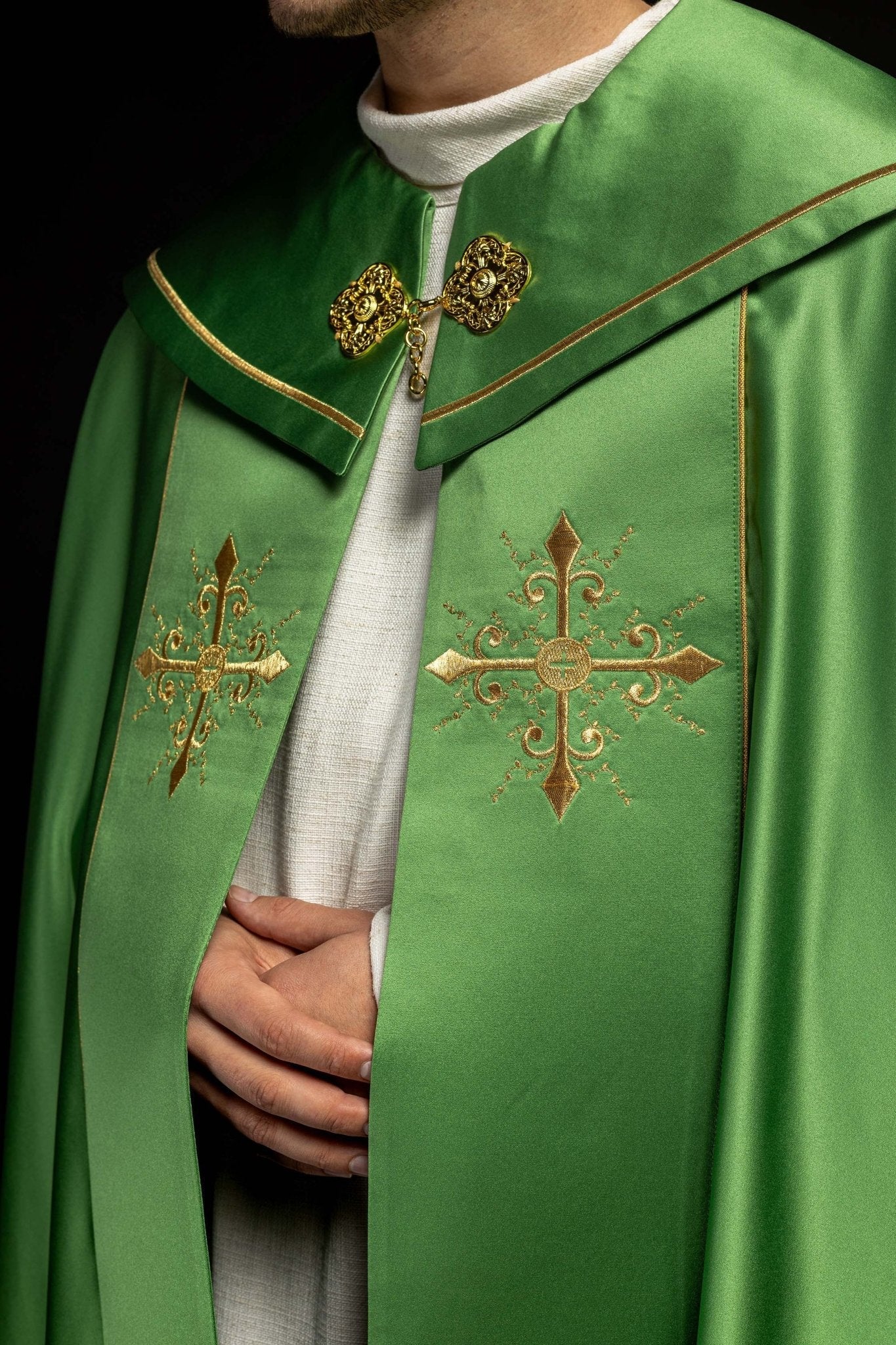 Green liturgical cope with embroidered crosses KKP/024/01/20 ZIELONA SAT. POMPON 145cm - HAFTINAUSA.COM