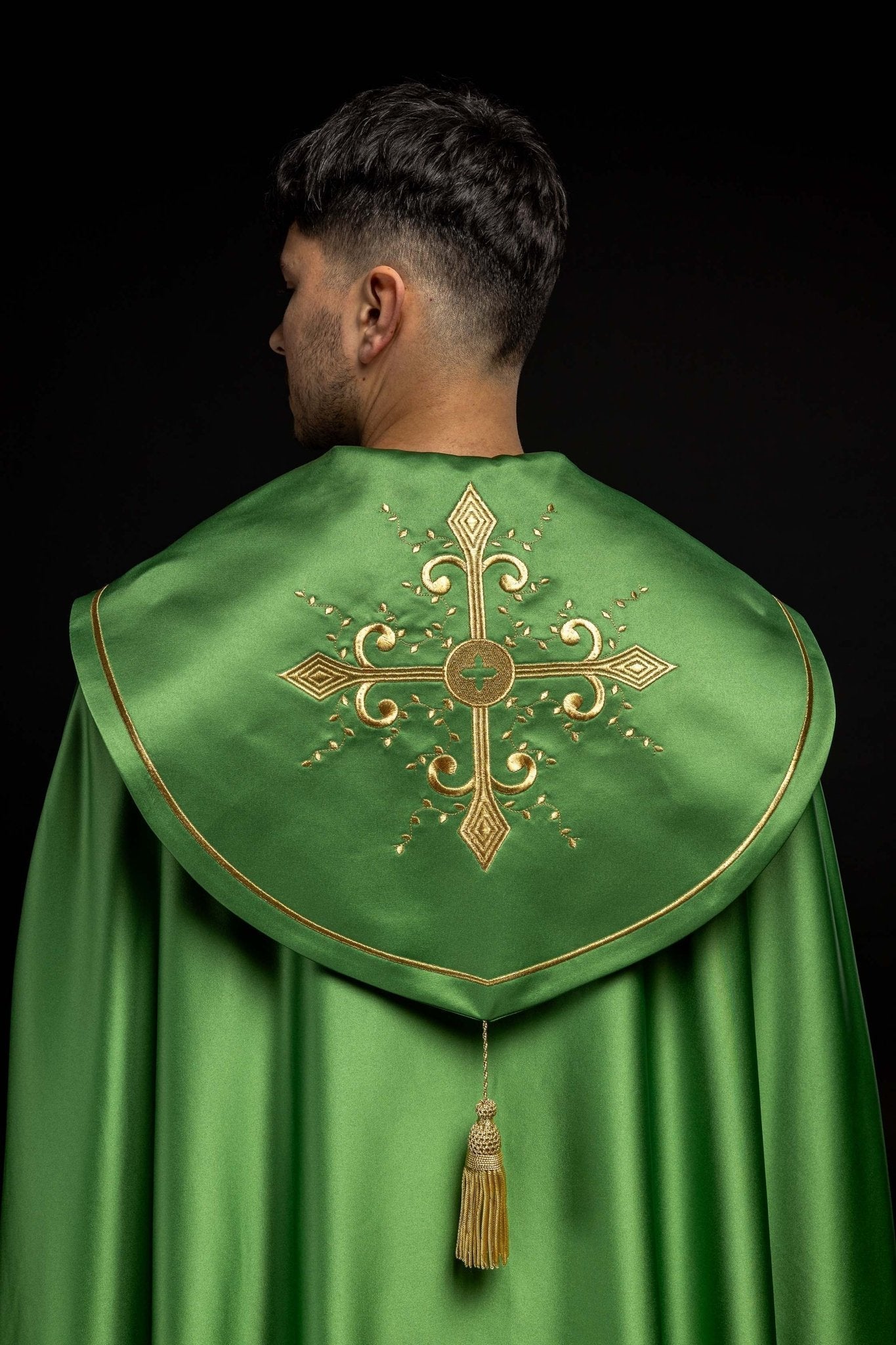 Green liturgical cope with embroidered crosses KKP/024/01/20 ZIELONA SAT. POMPON 145cm - HAFTINAUSA.COM