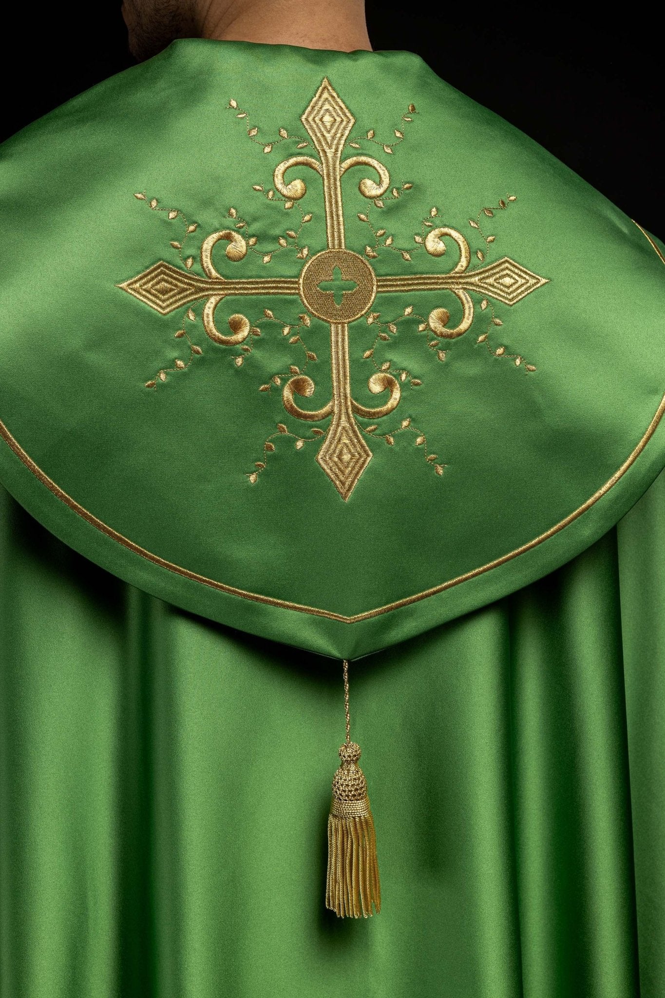 Green liturgical cope with embroidered crosses KKP/024/01/20 ZIELONA SAT. POMPON 145cm - HAFTINAUSA.COM