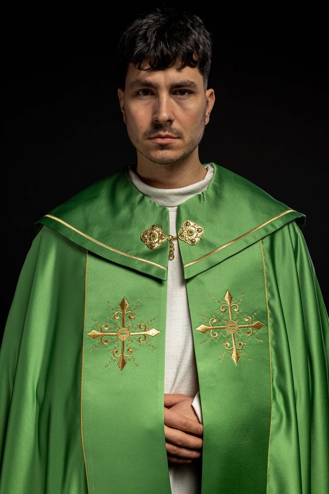 Green liturgical cope with embroidered crosses KKP/024/01/20 ZIELONA SAT. POMPON 145cm - HAFTINAUSA.COM