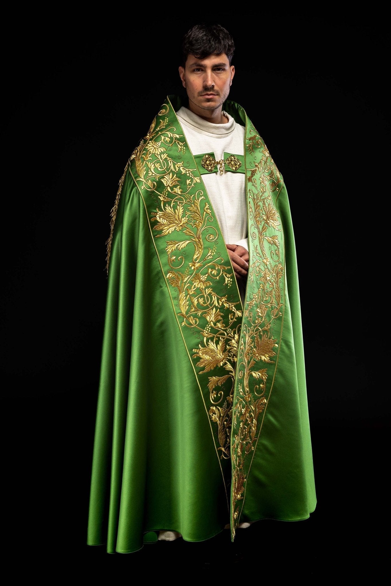 Green satin Roman cape with embroidered heart of Jesus KKP/026/01/20 150cm - HAFTINAUSA.COM