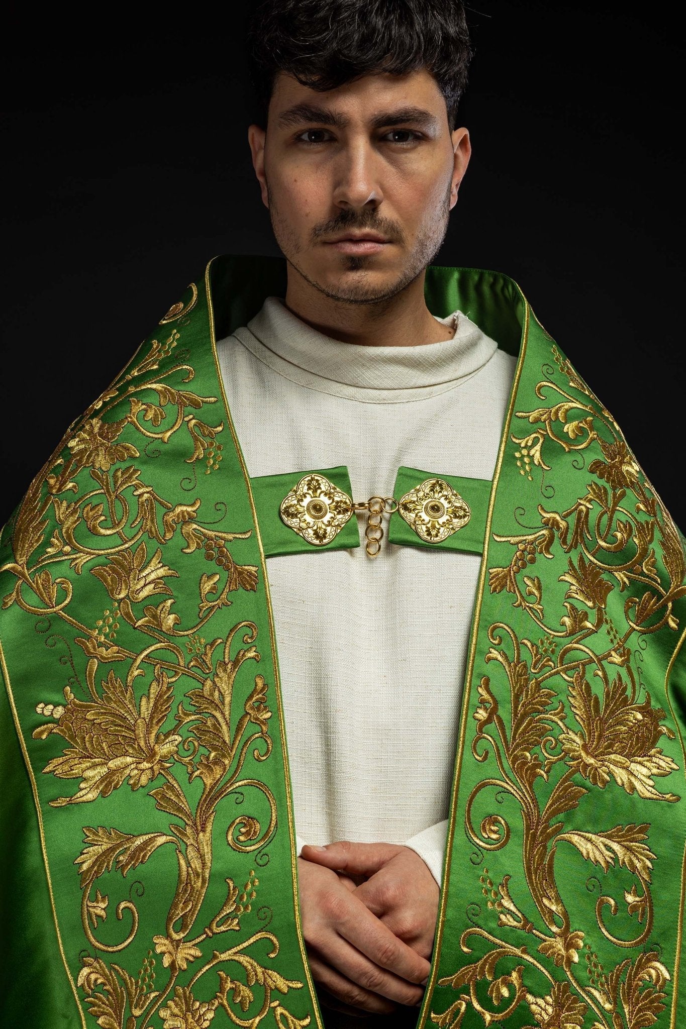 Green satin Roman cape with embroidered heart of Jesus KKP/026/01/20 150cm - HAFTINAUSA.COM