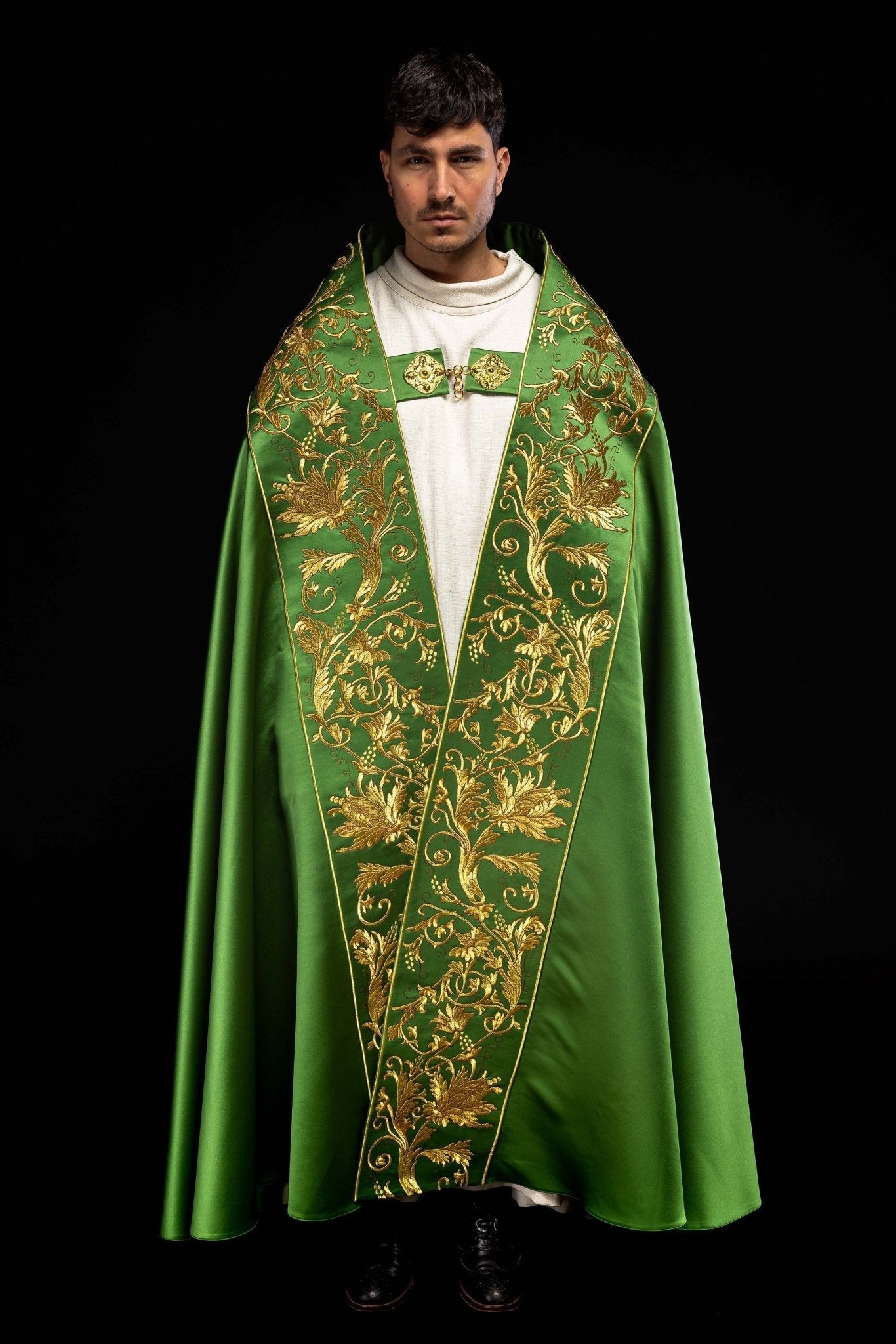 Green satin Roman cape with embroidered heart of Jesus KKP/026/01/20 150cm - HAFTINAUSA.COM