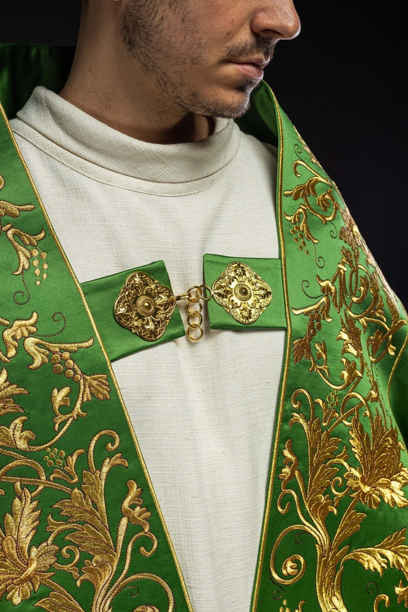 Green satin Roman cape with embroidered heart of Jesus KKP/026/01/20 150cm - HAFTINAUSA.COM