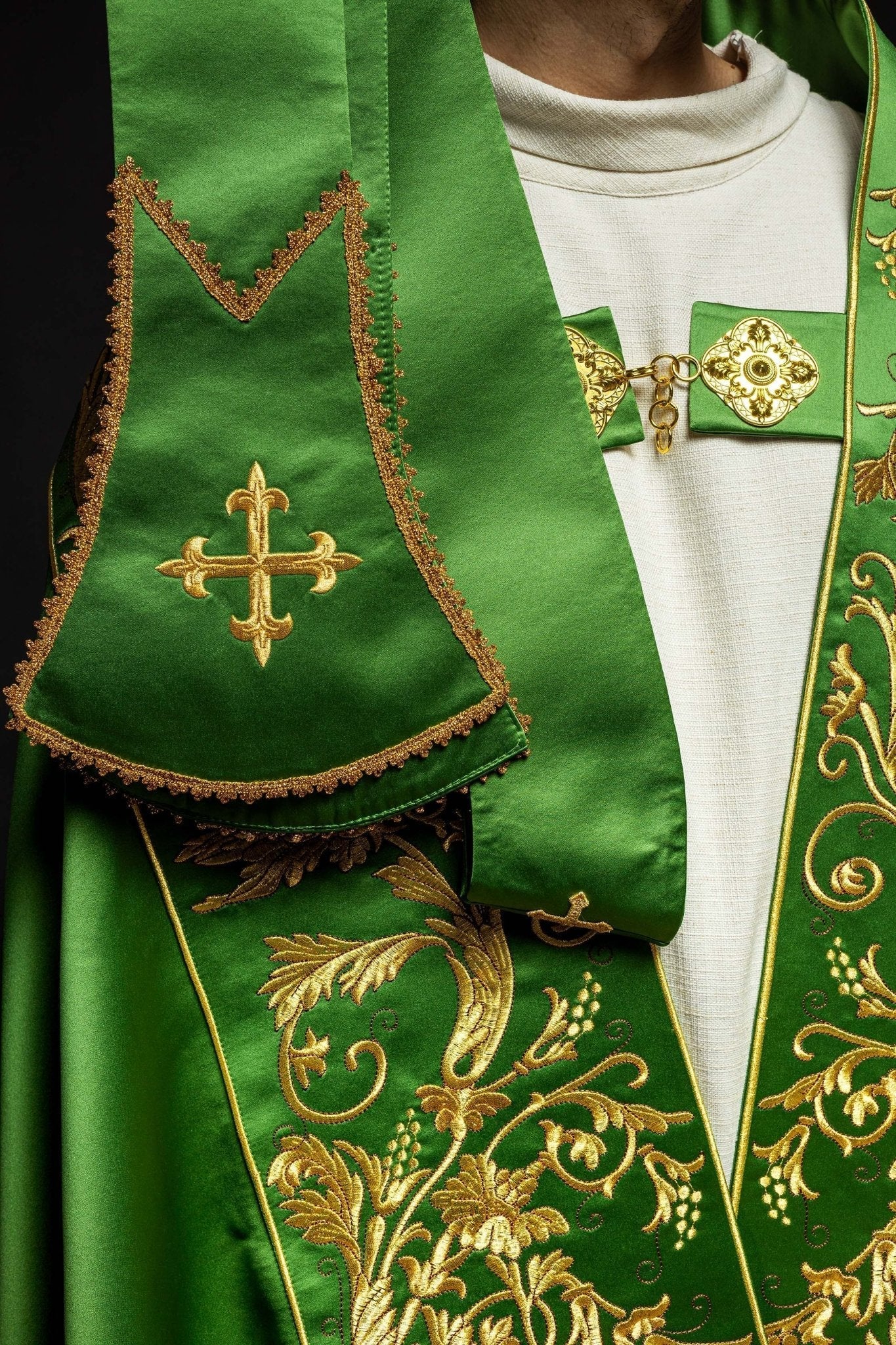 Green satin Roman cape with embroidered heart of Jesus KKP/026/01/20 150cm - HAFTINAUSA.COM