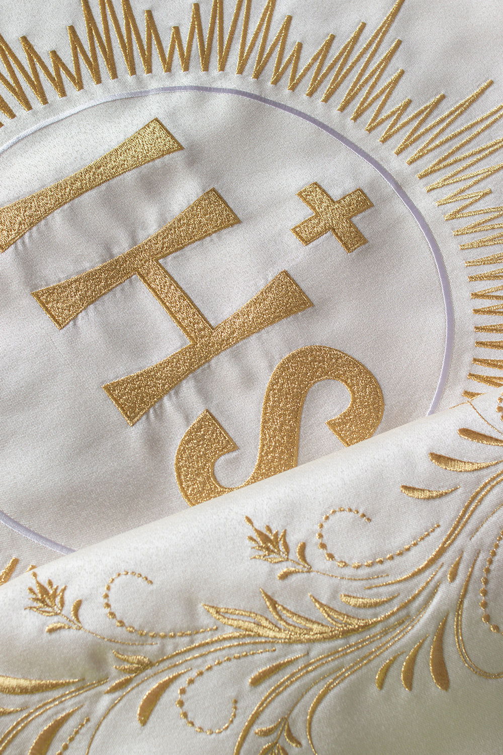 Embroidered veil with the IHS motif in ecru