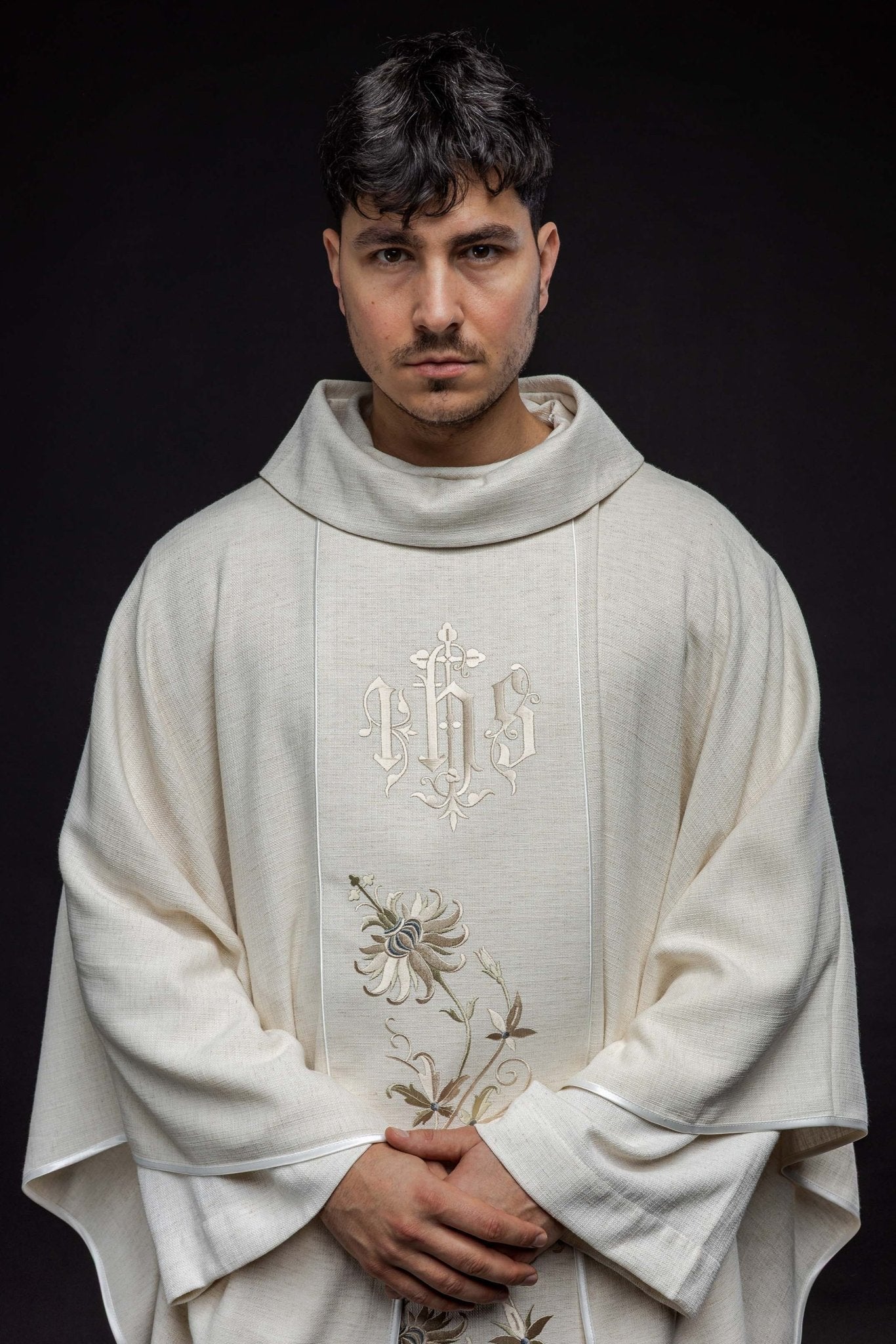Ivory chasuble made of recycled texture KOR/215/05/49 ECRU - HAFTINAUSA.COM