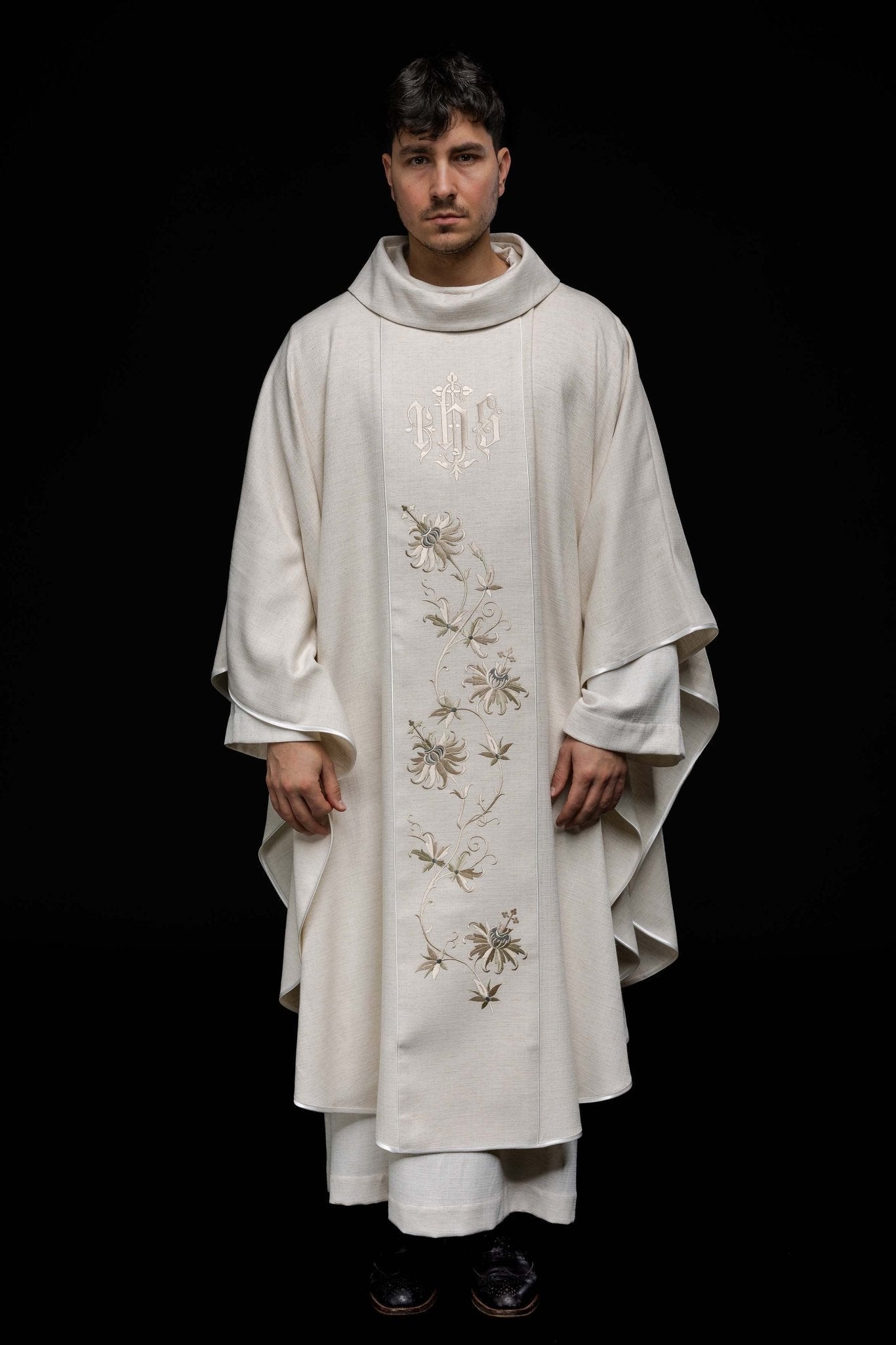 Ivory chasuble made of recycled texture KOR/215/05/49 ECRU - HAFTINAUSA.COM