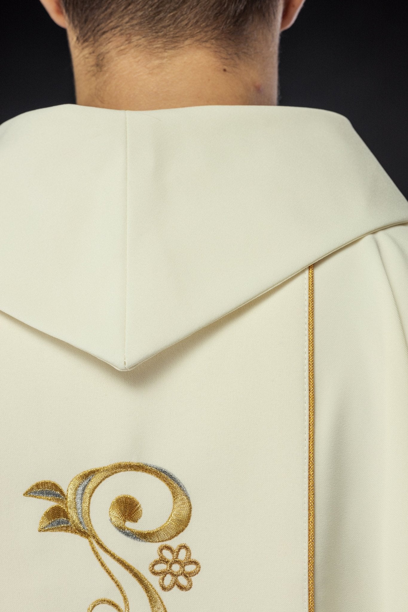 Ivory chasuble with the image of Immaculate Heart of Mary KOW2/006/05/01 - HAFTINAUSA.COM
