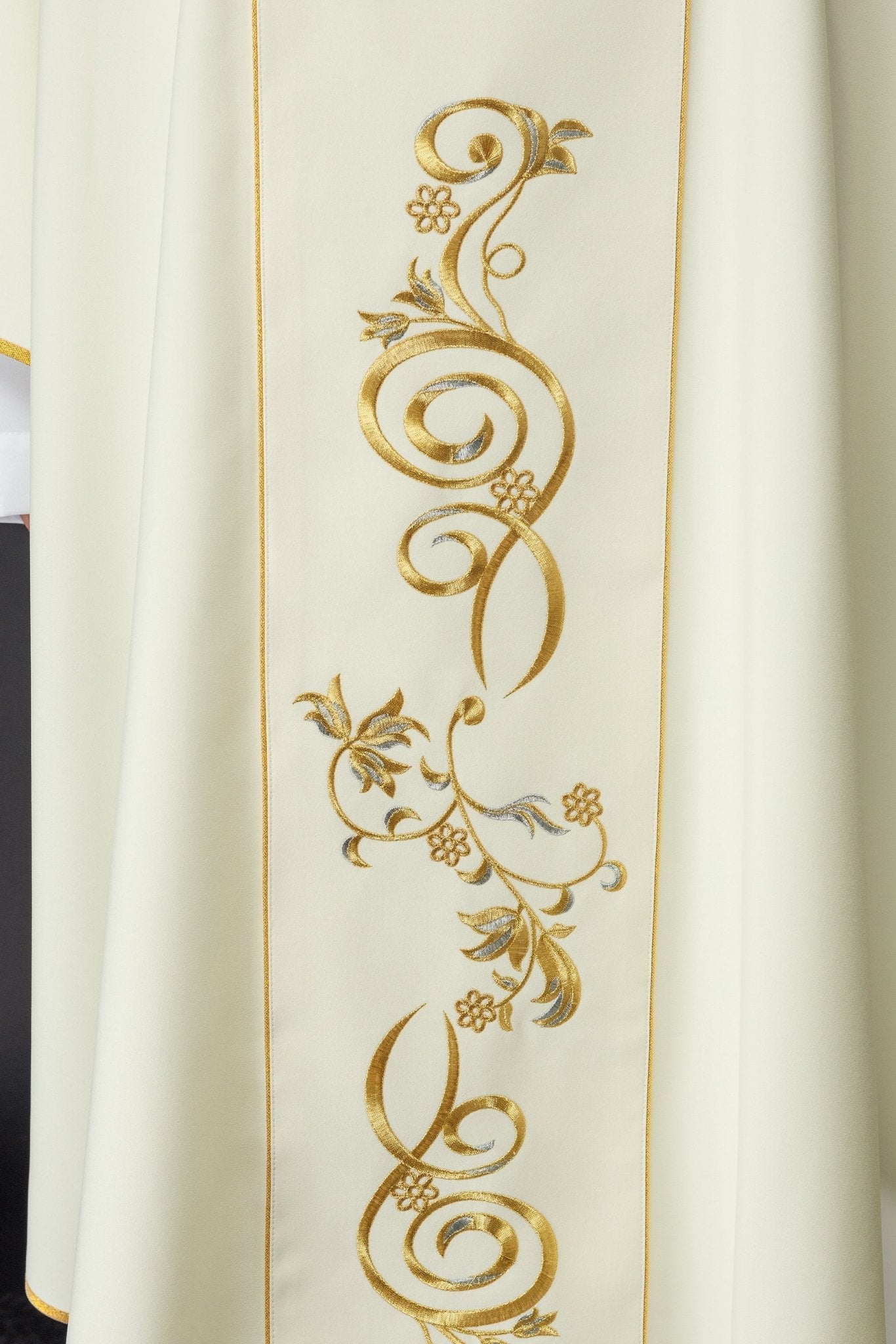 Ivory chasuble with the image of Immaculate Heart of Mary KOW2/006/05/01 - HAFTINAUSA.COM