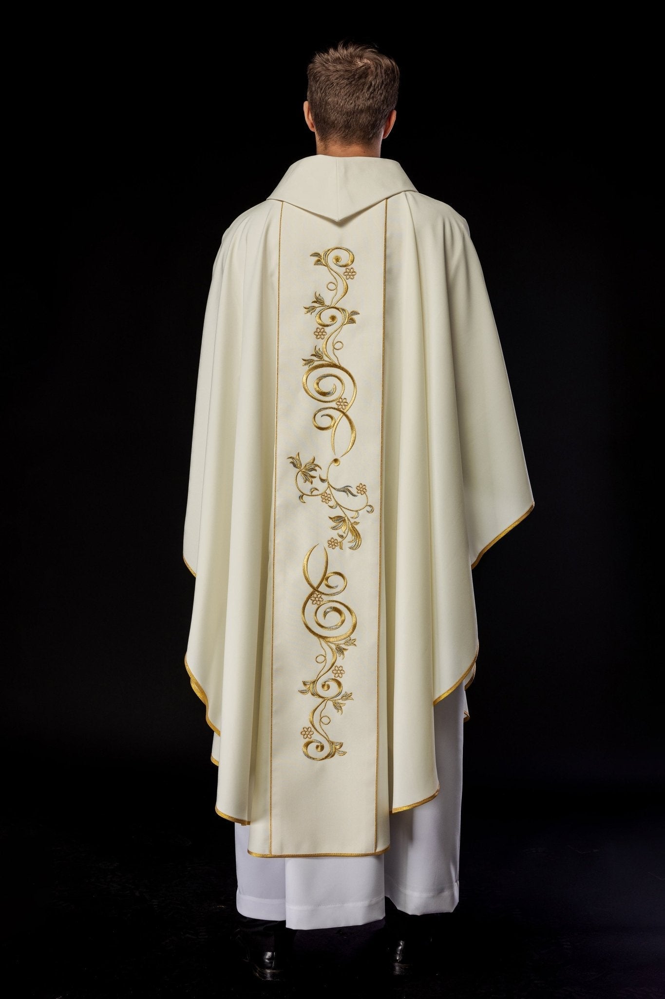 Ivory chasuble with the image of Immaculate Heart of Mary KOW2/006/05/01 - HAFTINAUSA.COM