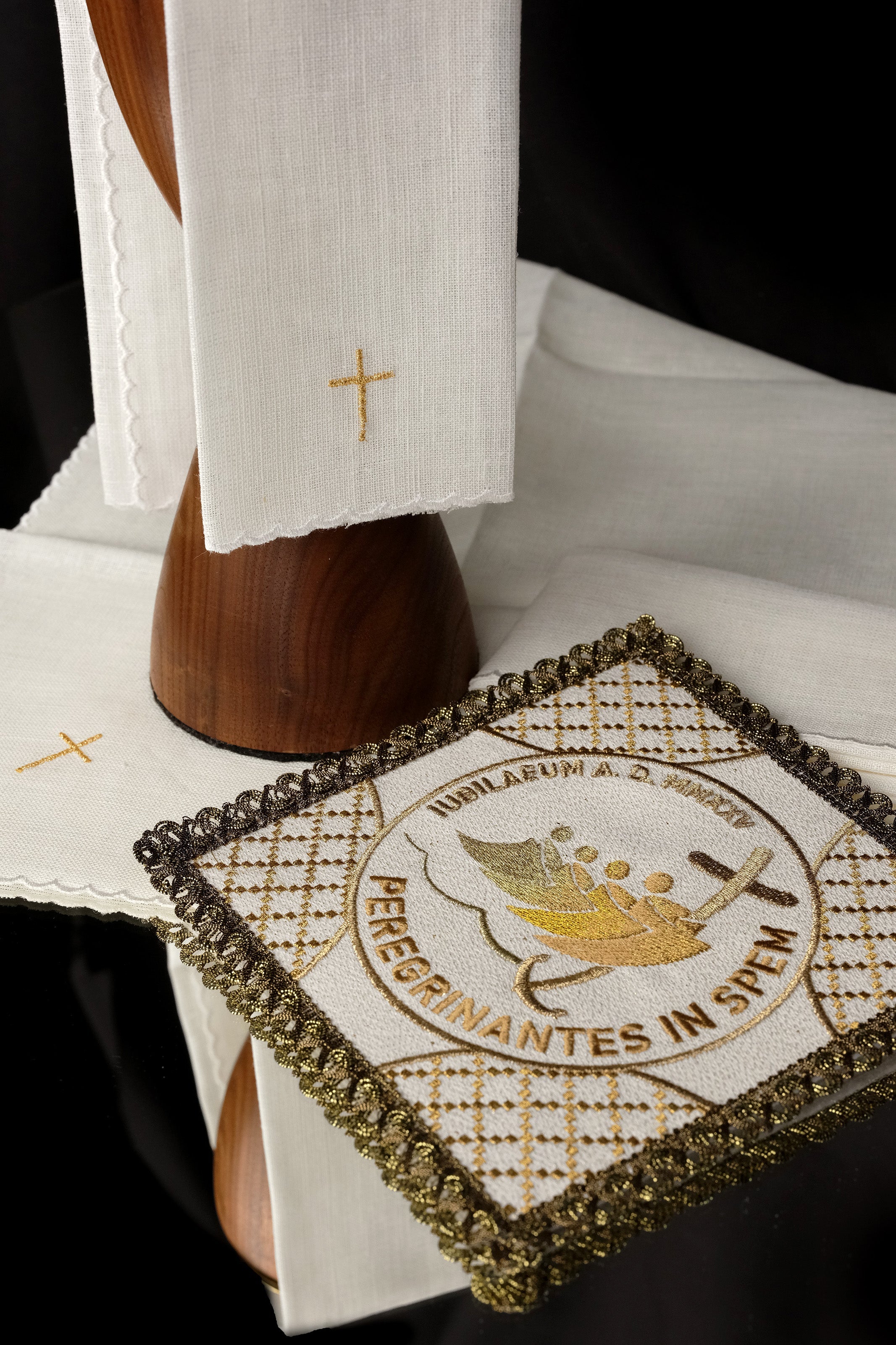 Chalice Linen Set with JUBILEE ROME 2025 logo - HAFTINAUSA.COM