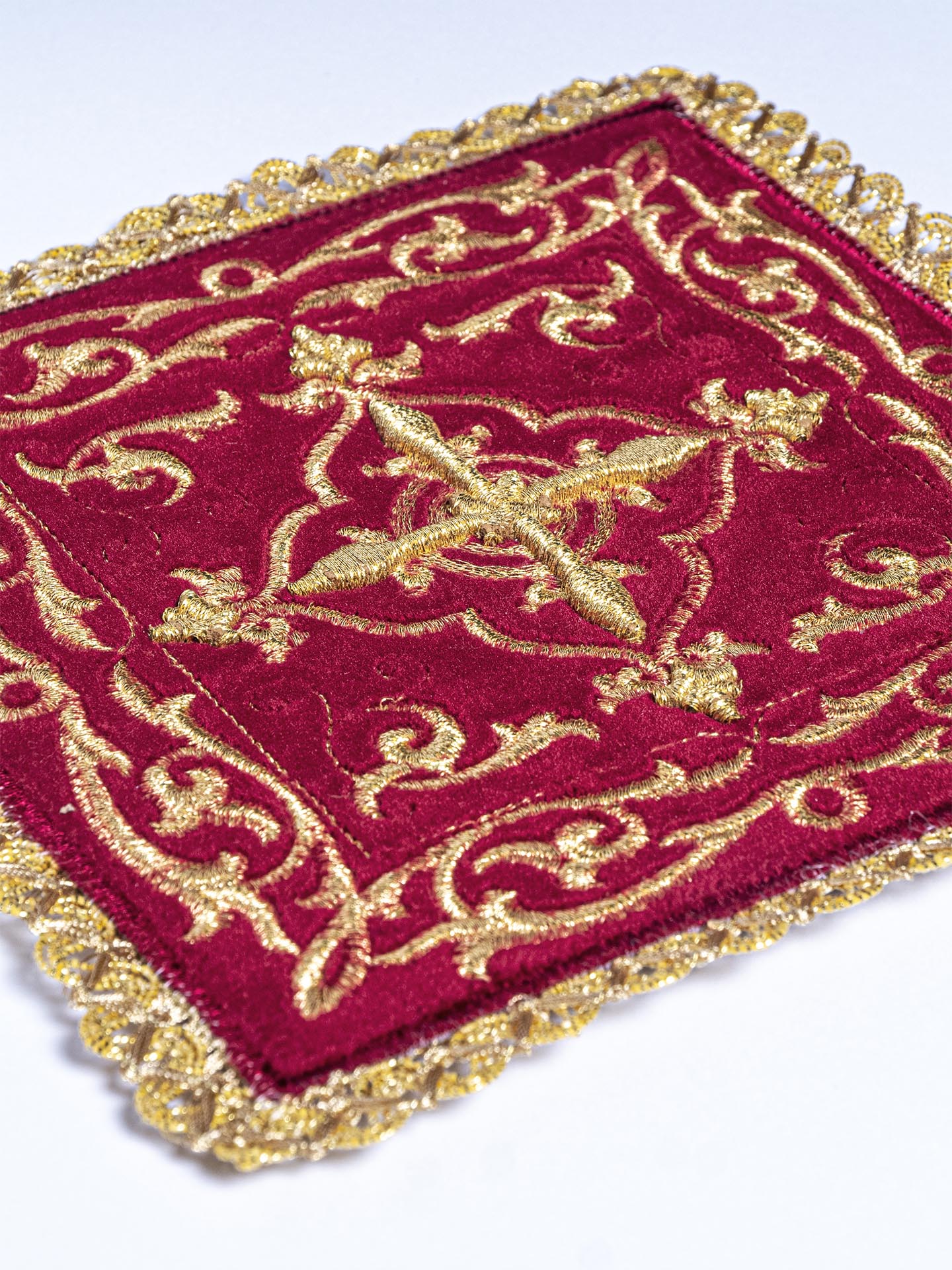 Mass linen with cross motif and pall made of red velvet