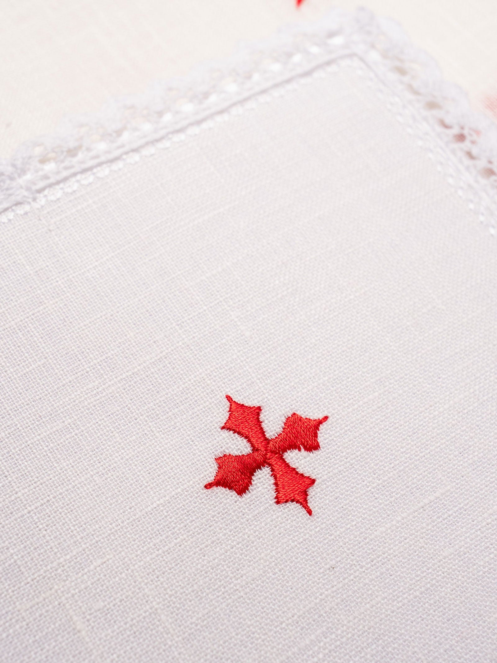 Mass linen made of 100% linen with small red cross embroidery