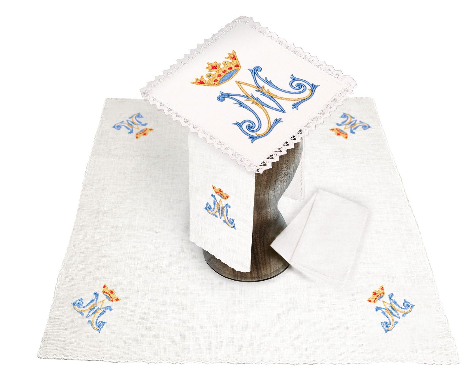 Mass linen set with classic Marian embroidery